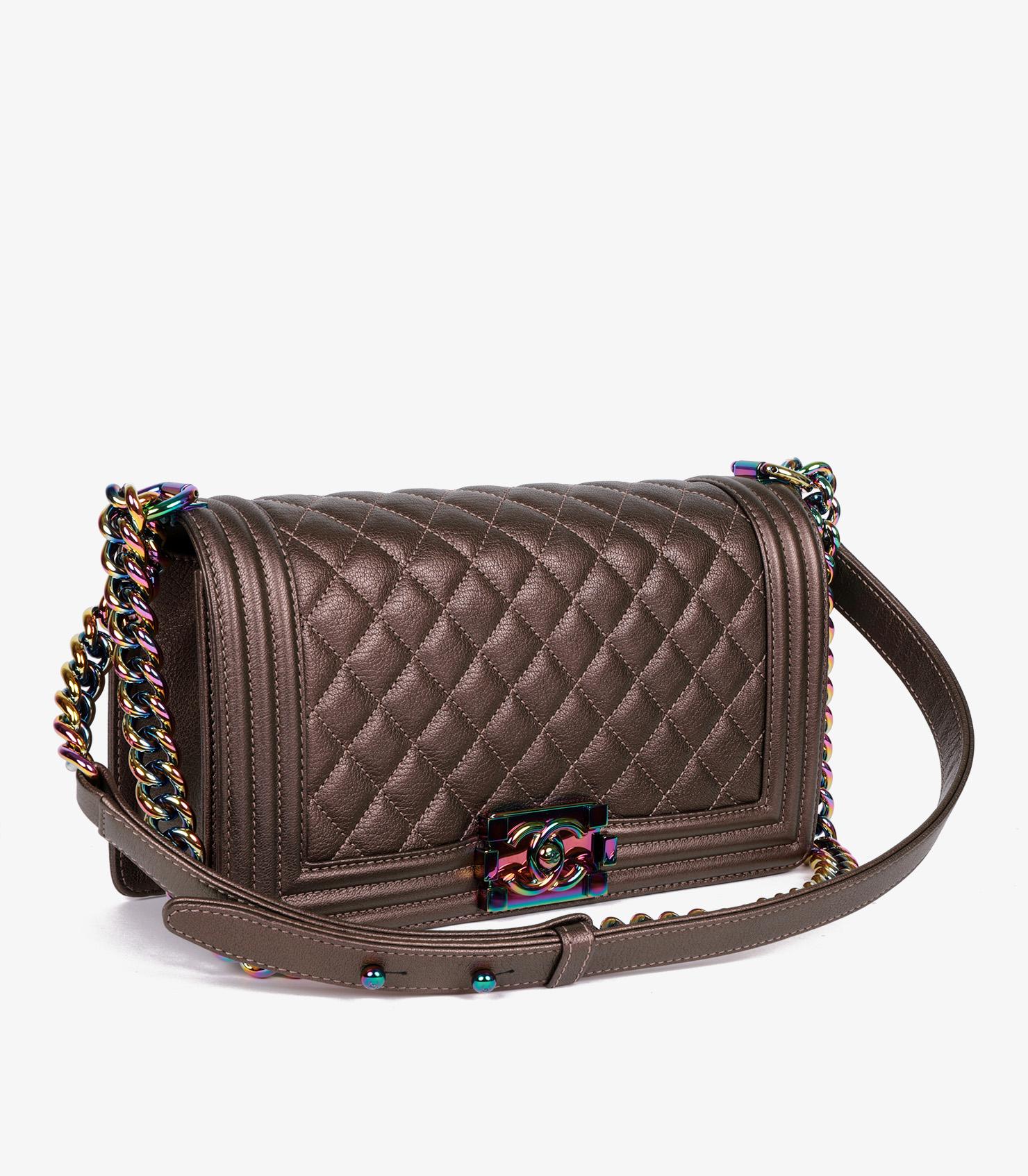 Gris Chanel - Sac Le Boy moyen en cuir de veau matelassé irisé en vente