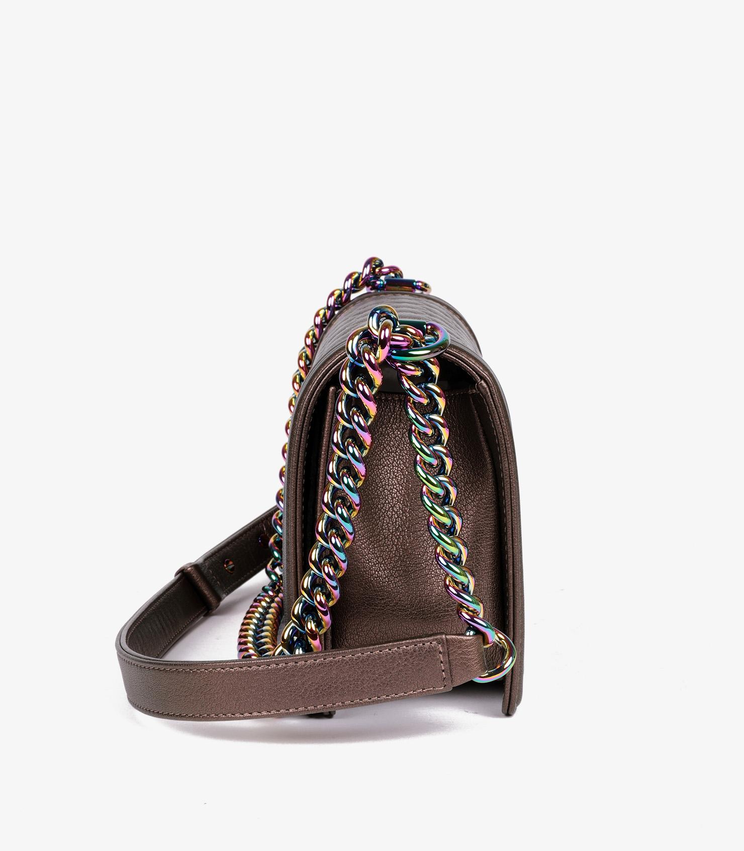 Chanel - Sac Le Boy moyen en cuir de veau matelassé irisé Pour femmes en vente