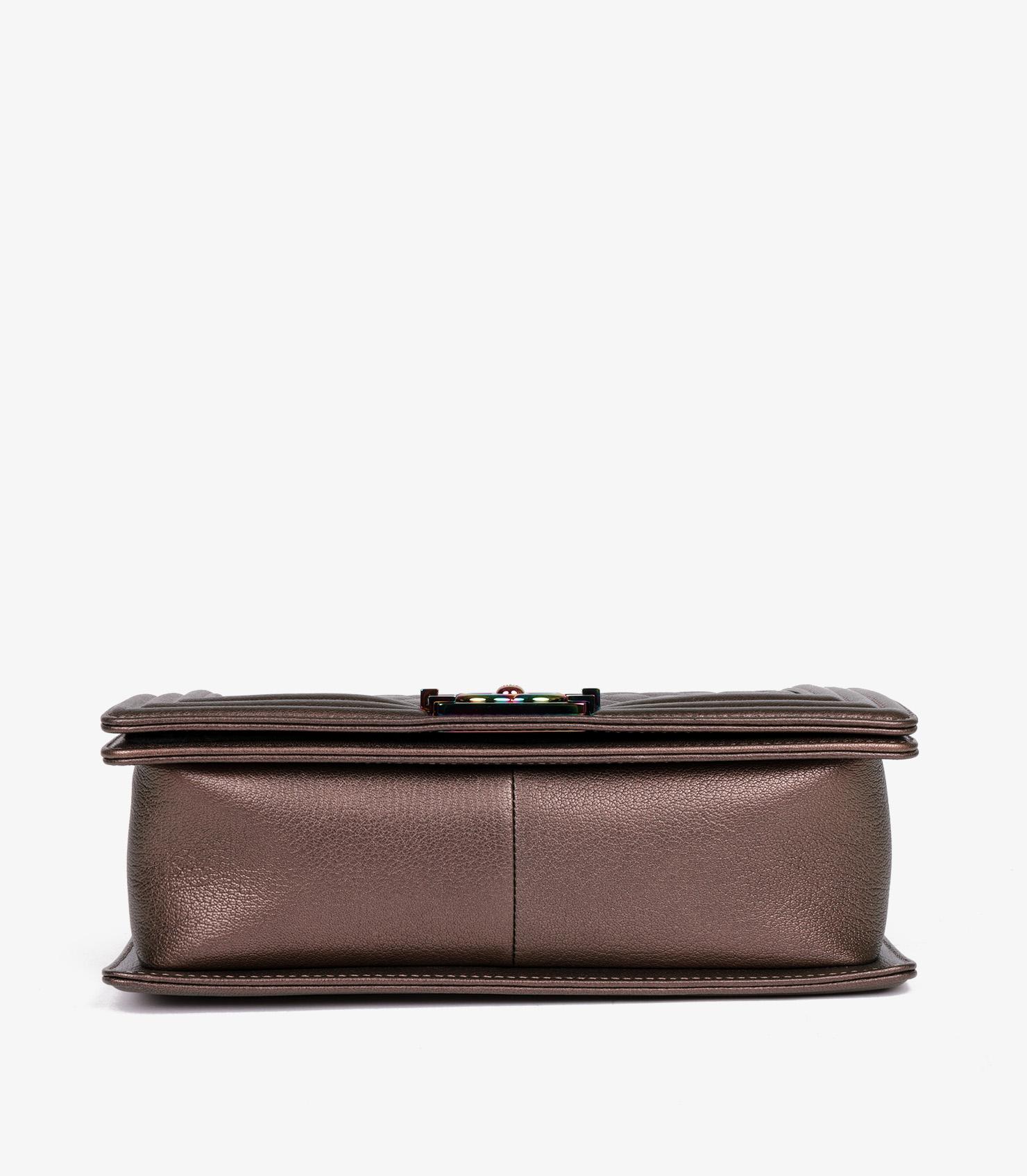 Chanel - Sac Le Boy moyen en cuir de veau matelassé irisé en vente 2