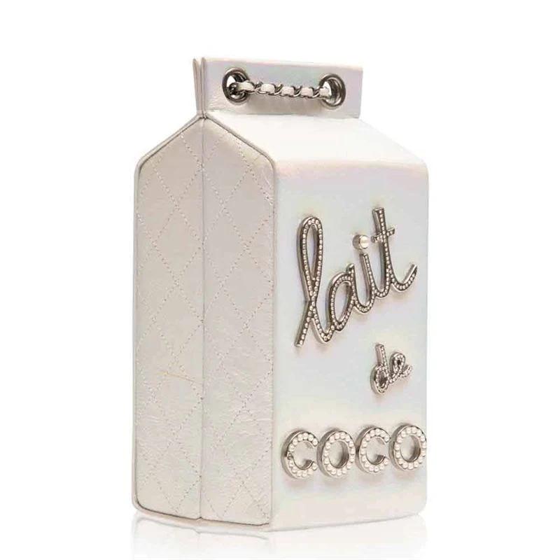 Diese seltene und limitierte Chanel-Milchkarton-Tasche von Karl Lagerfelds Herbst/Winter 2014 Supermarket Emporium-Laufsteg ist ein Muss für jeden Modebegeisterten. Die Tasche aus silbern schimmerndem Leder mit gesteppten Seitenteilen trägt den