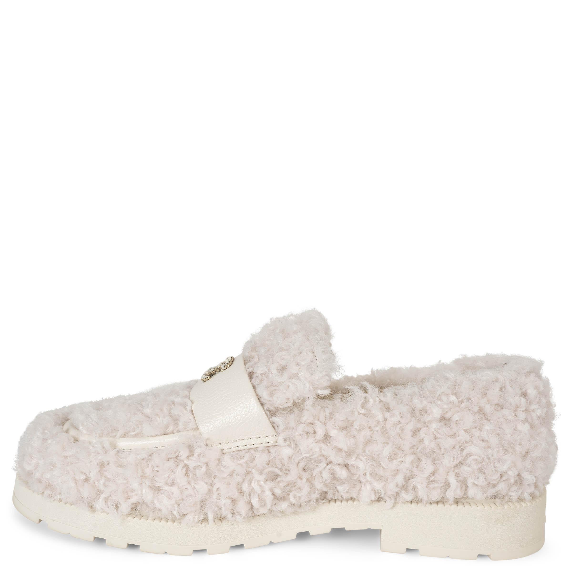 CHANEL ivory 24N COCO NEIGE SHEARLING Loafers Schuhe 39 (Beige) im Angebot
