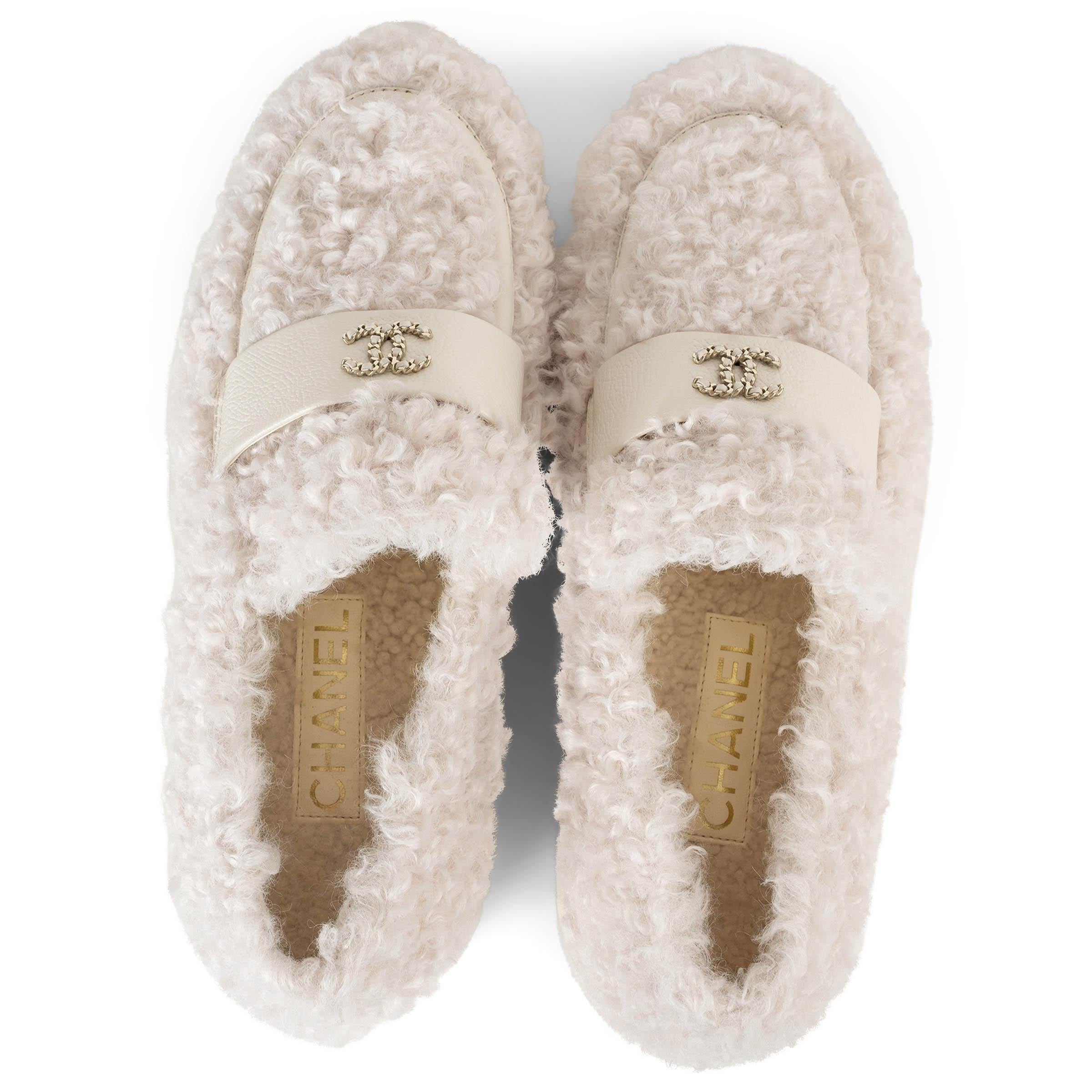 CHANEL ivory 24N COCO NEIGE SHEARLING Loafers Schuhe 39 im Angebot 1