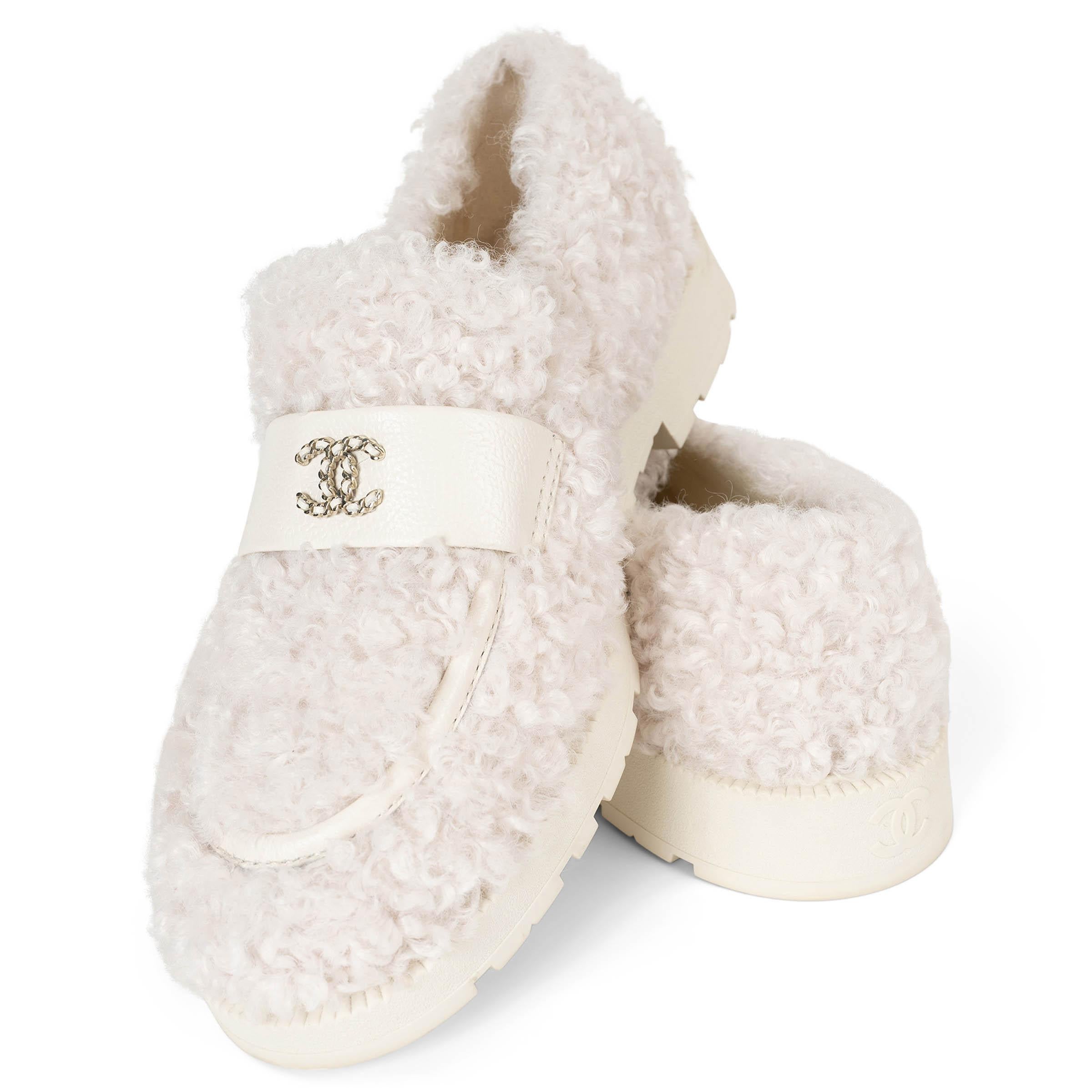 CHANEL ivory 24N COCO NEIGE SHEARLING Loafers Schuhe 39 im Angebot 2
