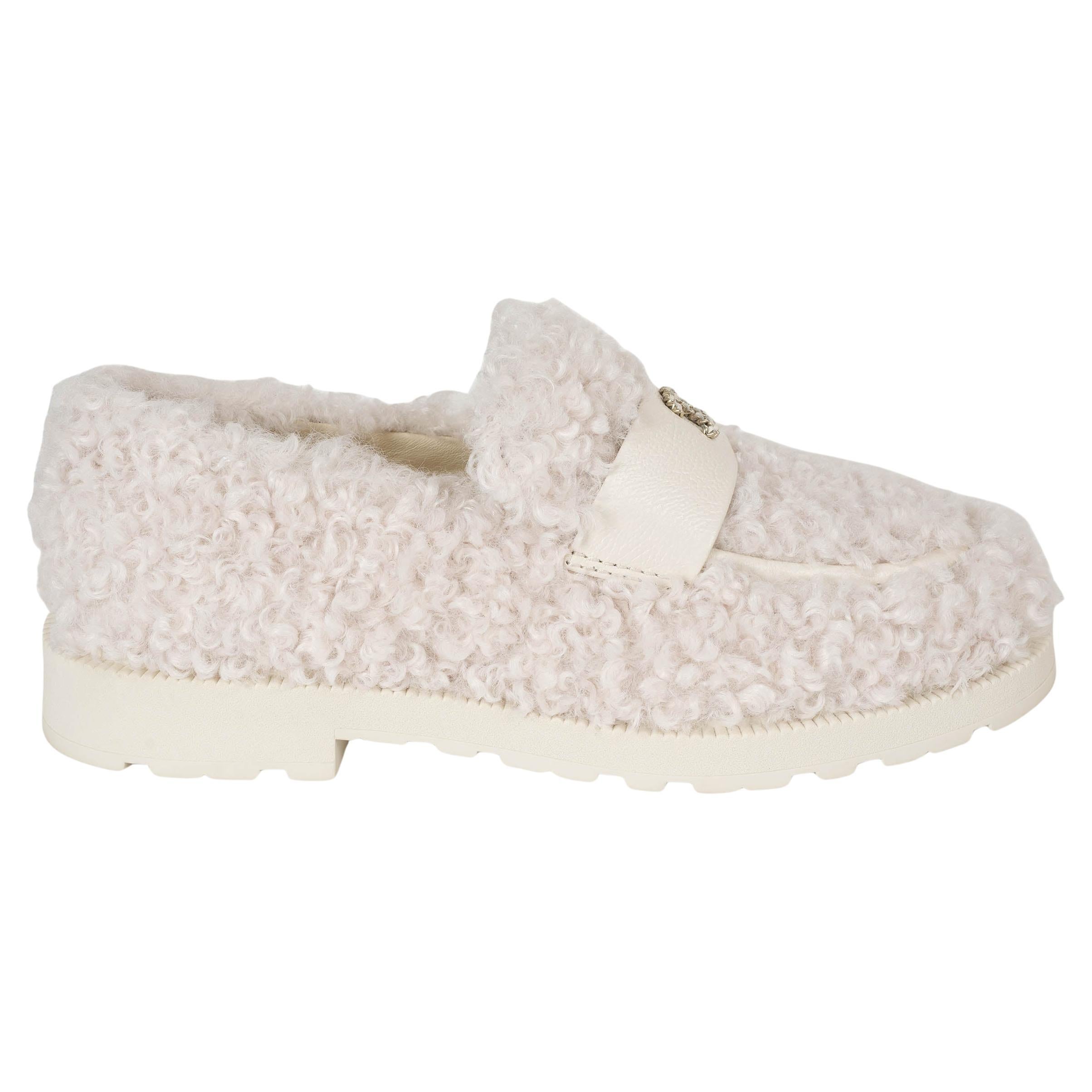 CHANEL ivory 24N COCO NEIGE SHEARLING Loafers Schuhe 39 im Angebot