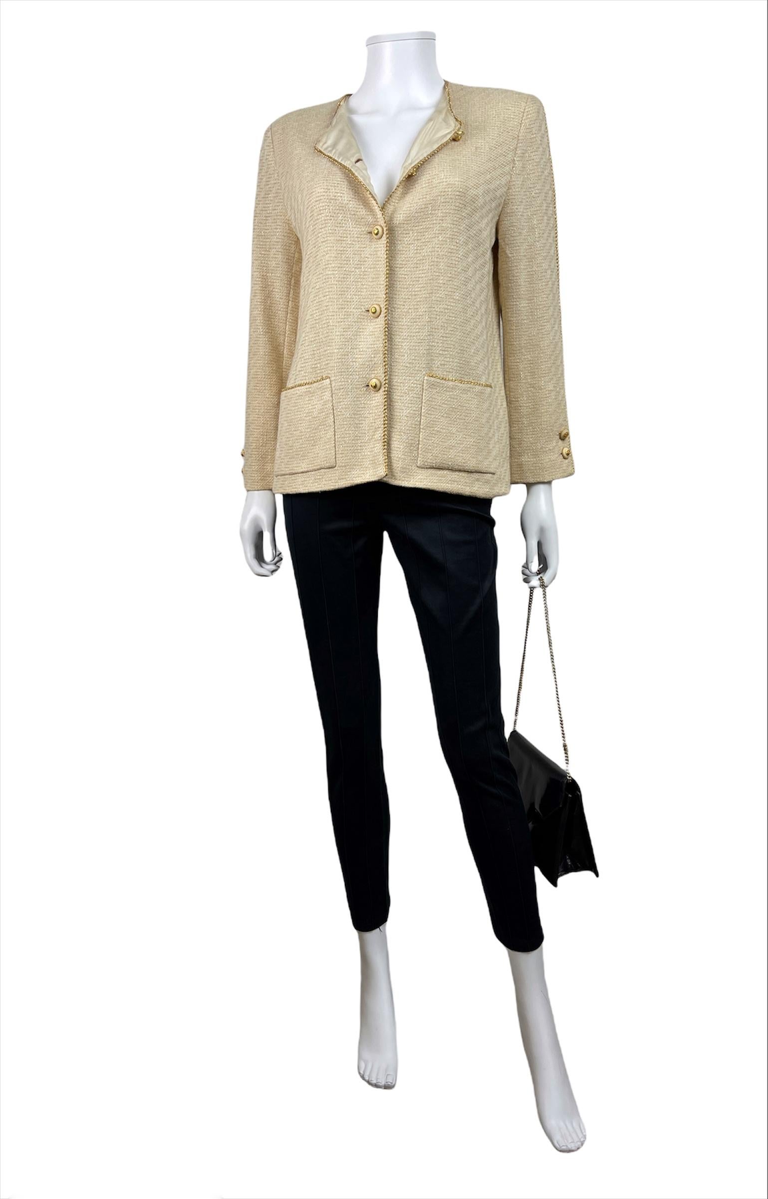 CHANEL, Made in France.
Chanel ivory mix wool set composed of a jacket and a mid-length skirt. 
The jacket has a round neck, shoulder pads and two front patch pockets. It has the famous chain inside that gives a beautiful fallen to the fabric. 
All
