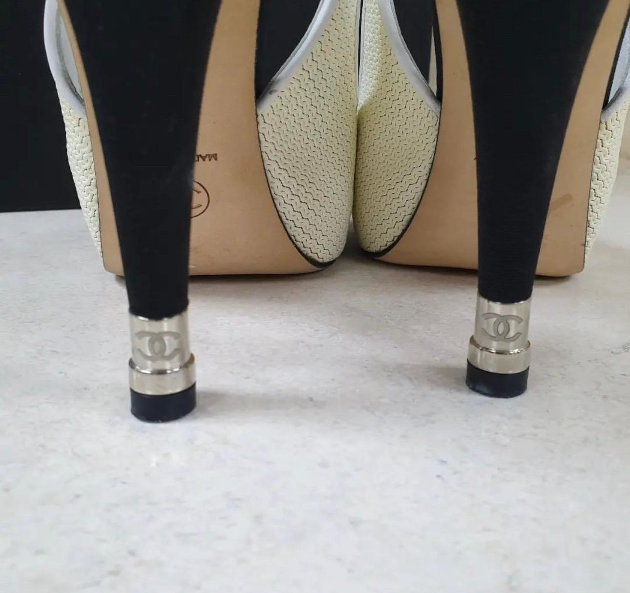 Chanel Ivory Black Canvas Slingback Sandal In Good Condition For Sale In Krakow, PL