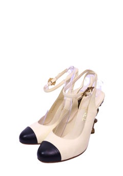Chanel Pumps in Elfenbein und Schwarz mit CAP an der Zehenpartie und Slingback-Ferse sowie Barockabsatz – EU 37