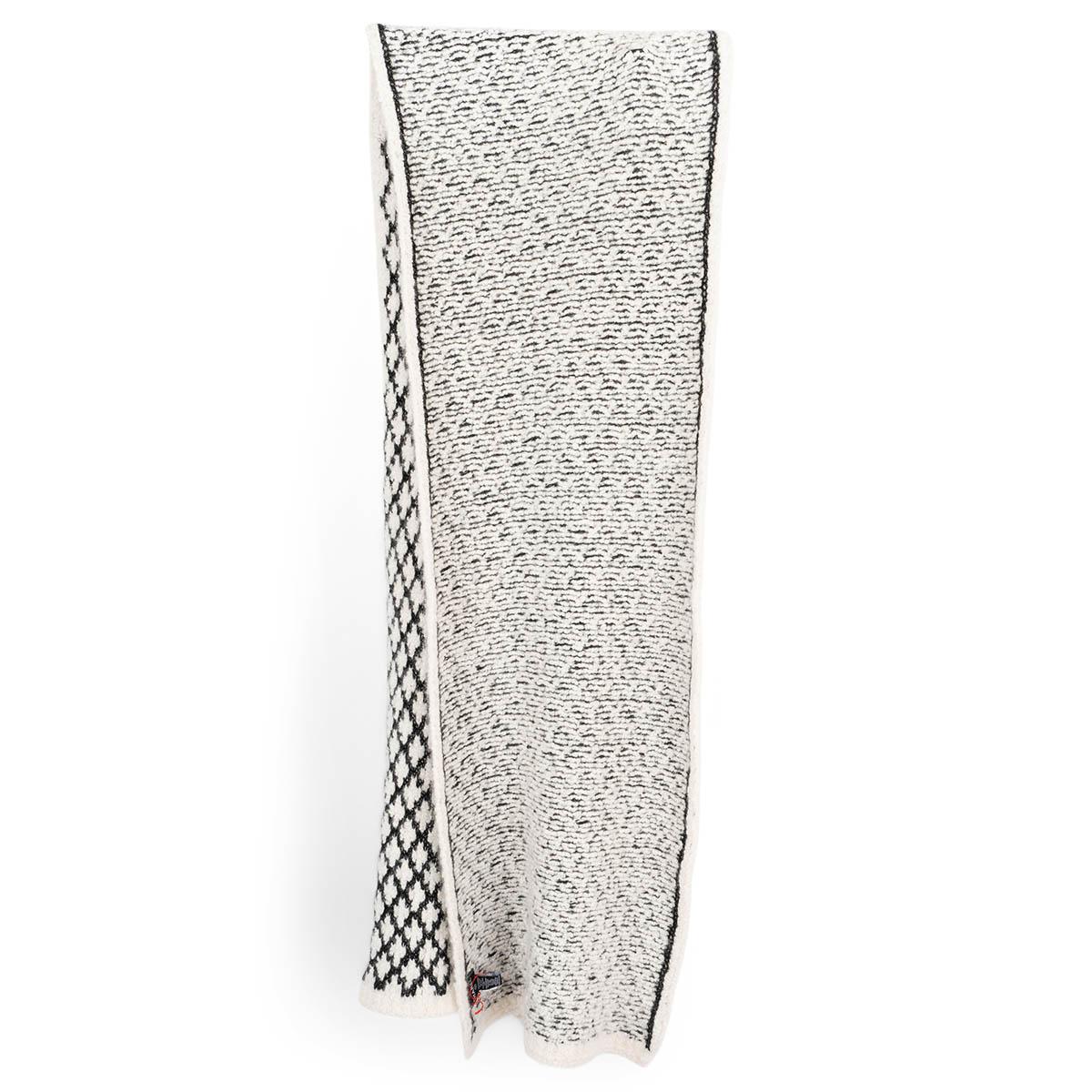 100% authentic Chanel CC shawl in ivory and black soft quilted cashmere (91%), viscose (5%), silk (3%) and metallized fibre (1%). Has been worn and is in excellent condition. 

Measurements
Width	40cm (15.6in)
Length	200cm (78in)

All our listings