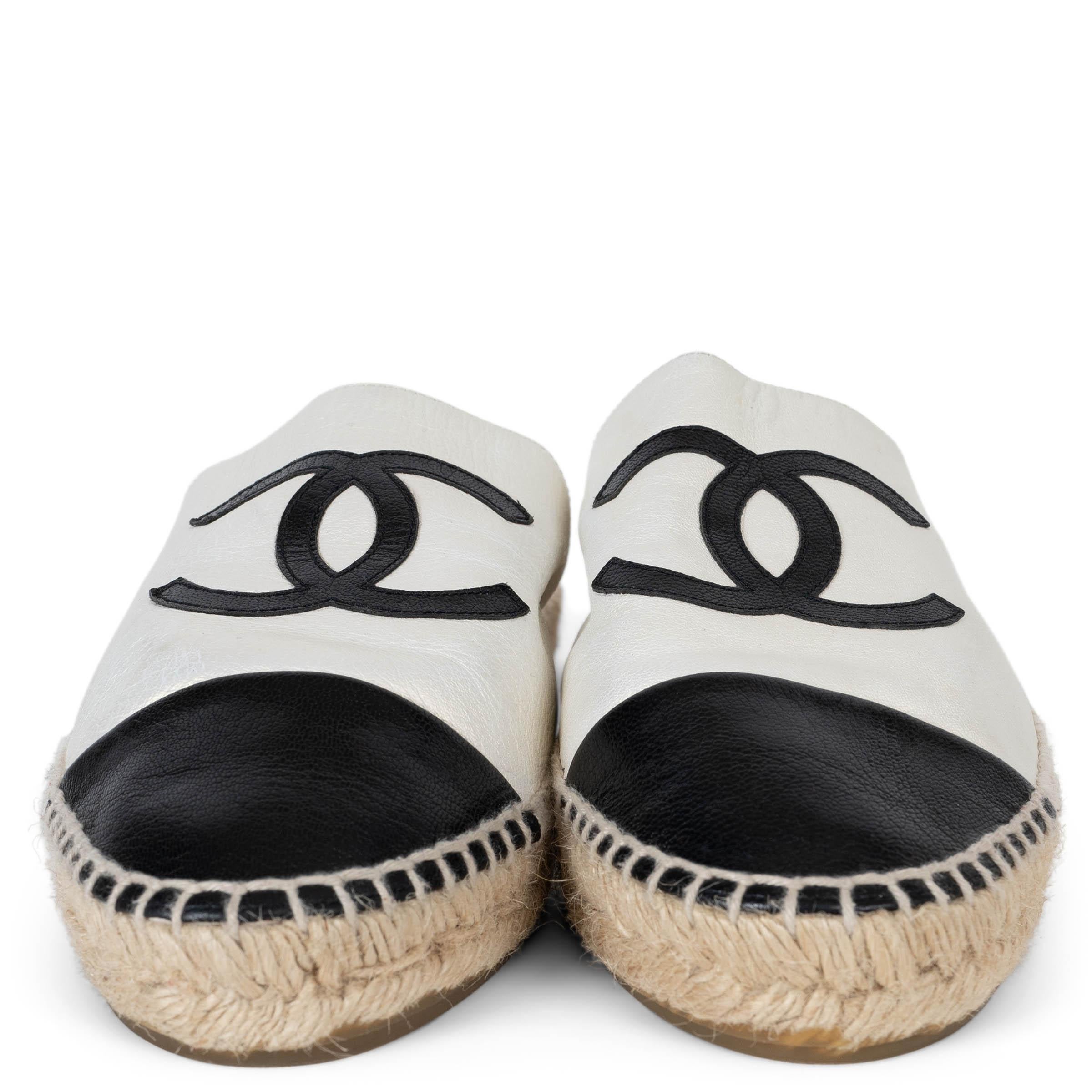 Diese 100 % authentischen Chanel Pantoletten aus der Greece Collection'S 2018 sind aus geschmeidigem elfenbeinfarbenem Leder gefertigt und haben eine kontrastierende schwarze Lederkappe an der Spitze. Die Espadrille-Silhouette und die gewebte