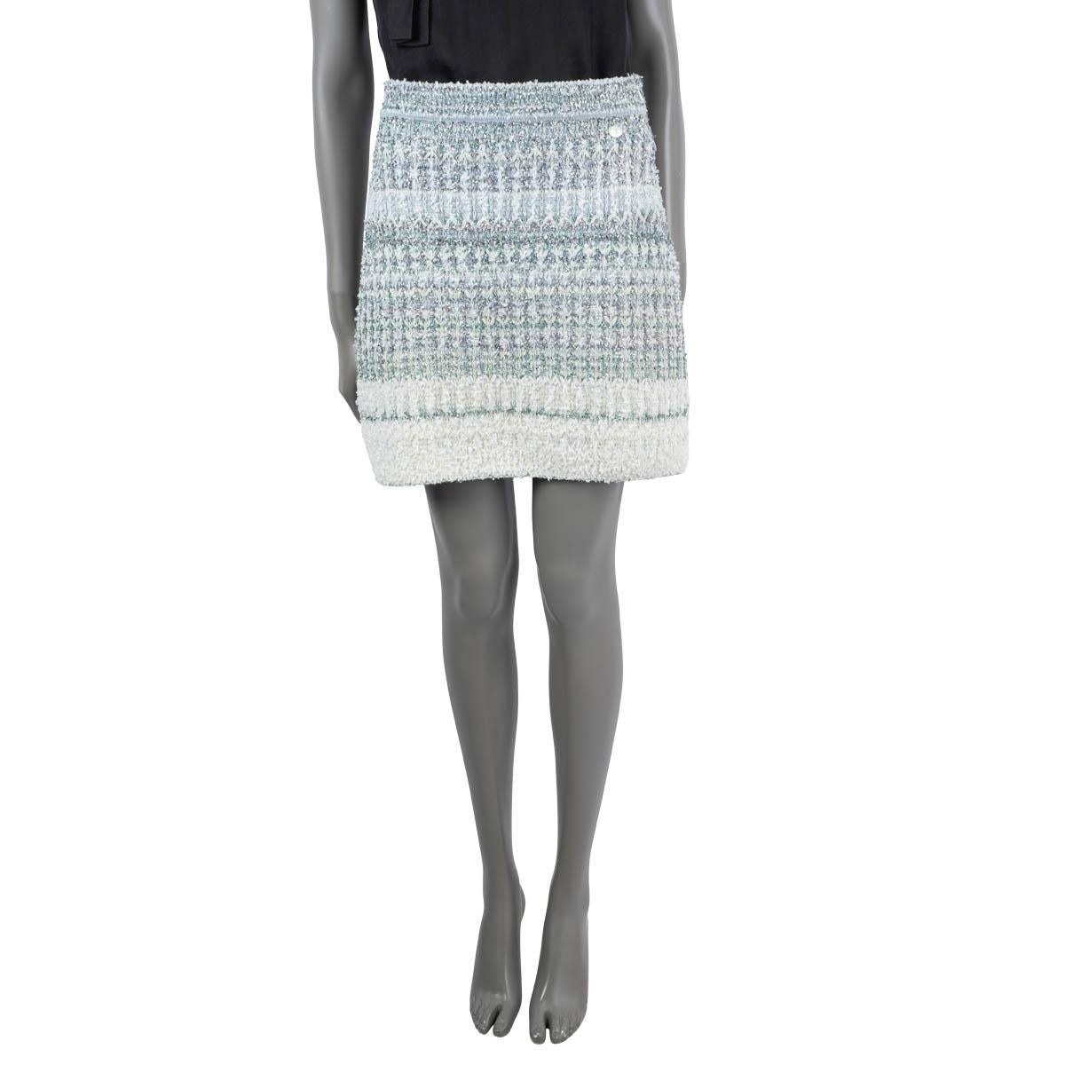 100% authentic Chanel waterfall lurex knit mini skirt in ivory and blue cashmere (39%), polyamide (27%), cotton (23%), polyester (6%) and silk (5%). Features a CC button at the waist. Unlined. Has been worn and is in excellent condition.

2018