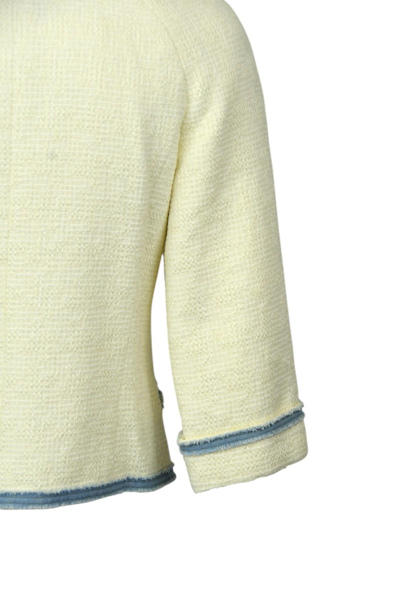 Chanel - Veste en tweed bordée de bleu ivoire  Taille US 4 en vente 6