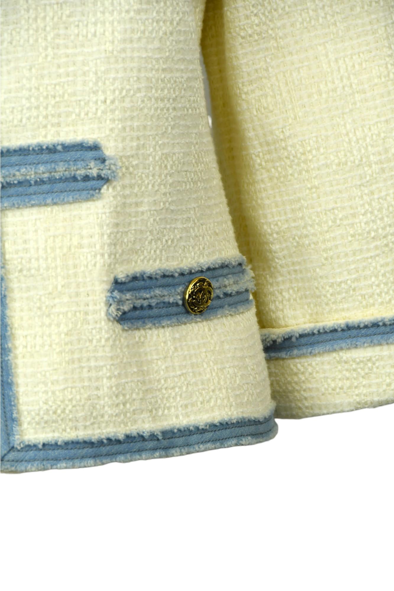 Chanel - Veste en tweed bordée de bleu ivoire  Taille US 4 en vente 3