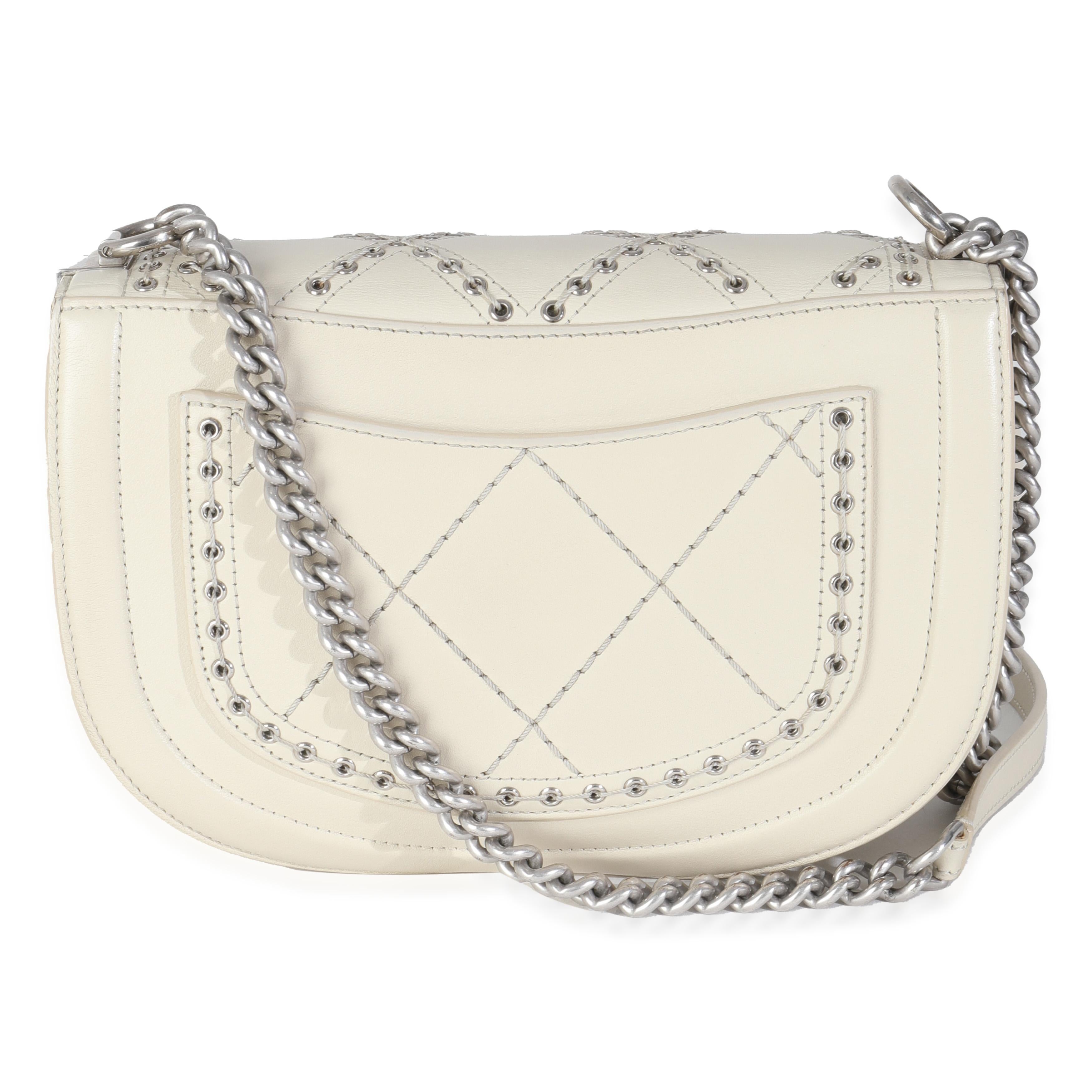 Titre de la liste : Chanel - Petit sac à rabat en cuir de veau ivoire Coco Eyelets
SKU : 145096
Condit : Usagé 
Description de l'état : Un classique intemporel qui ne se démode jamais, le sac à rabat de Chanel date de 1955 et a connu un certain