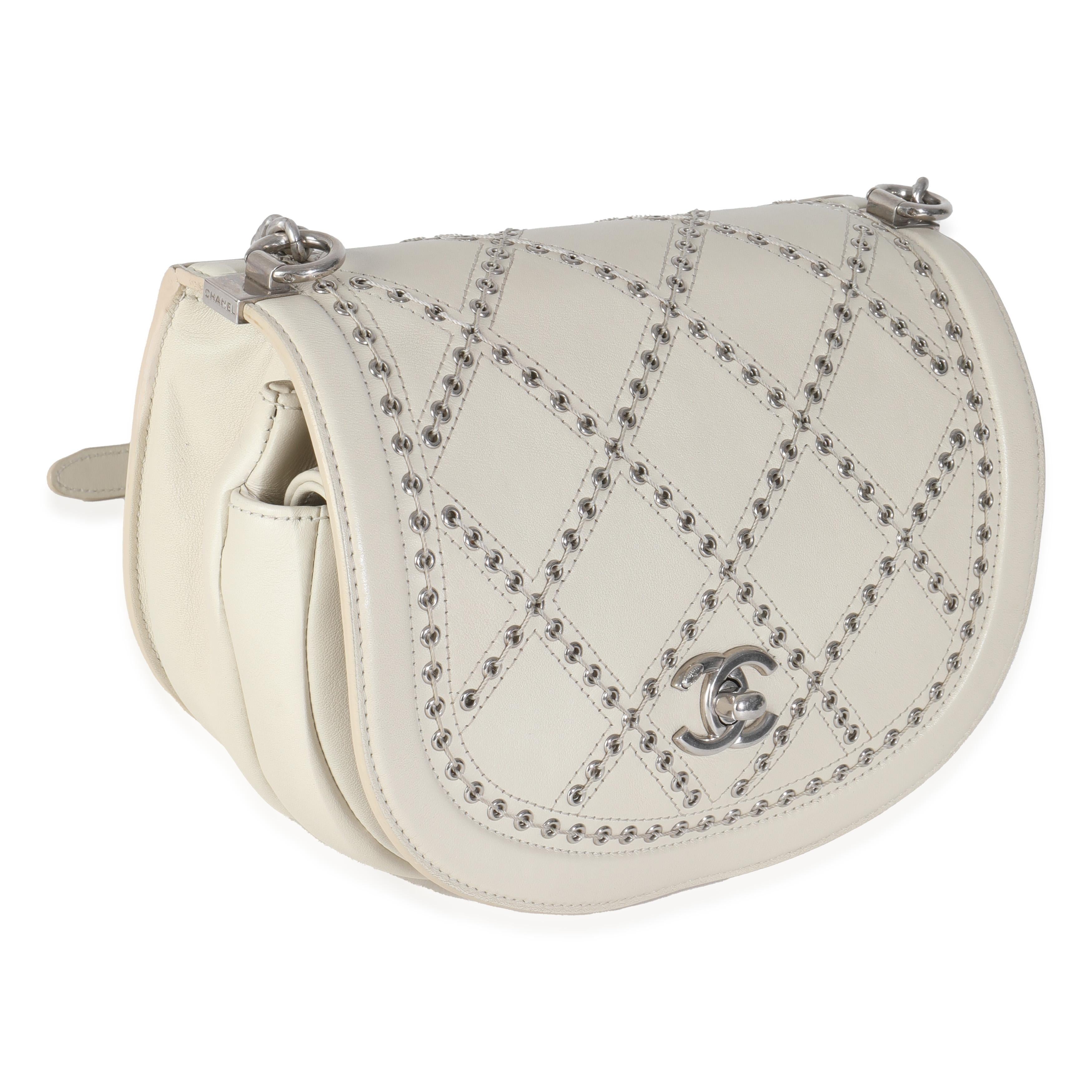 Beige Chanel - Petit sac à rabat Coco Eyelets en cuir de veau ivoire en vente