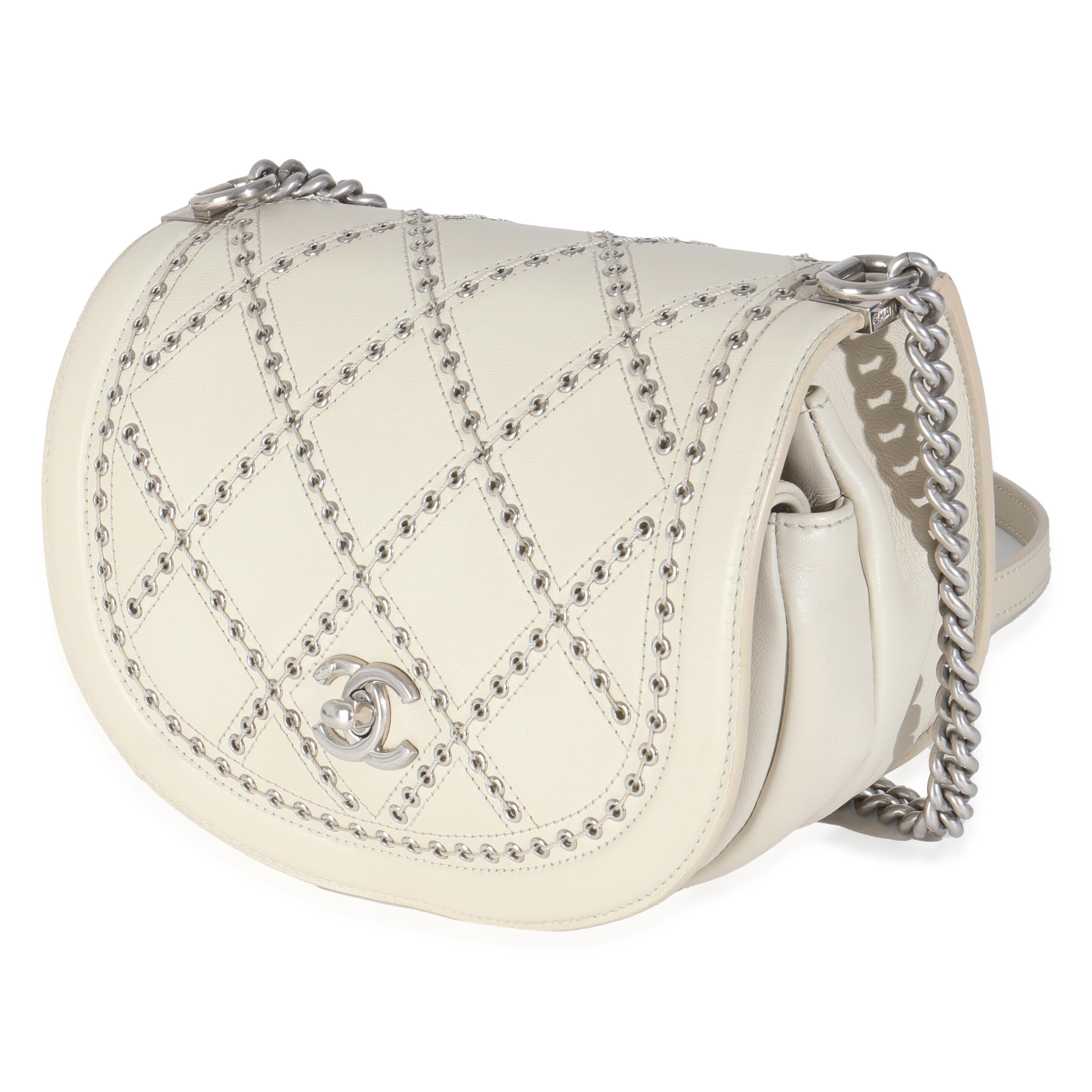 Chanel - Petit sac à rabat Coco Eyelets en cuir de veau ivoire Excellent état - En vente à New York, NY