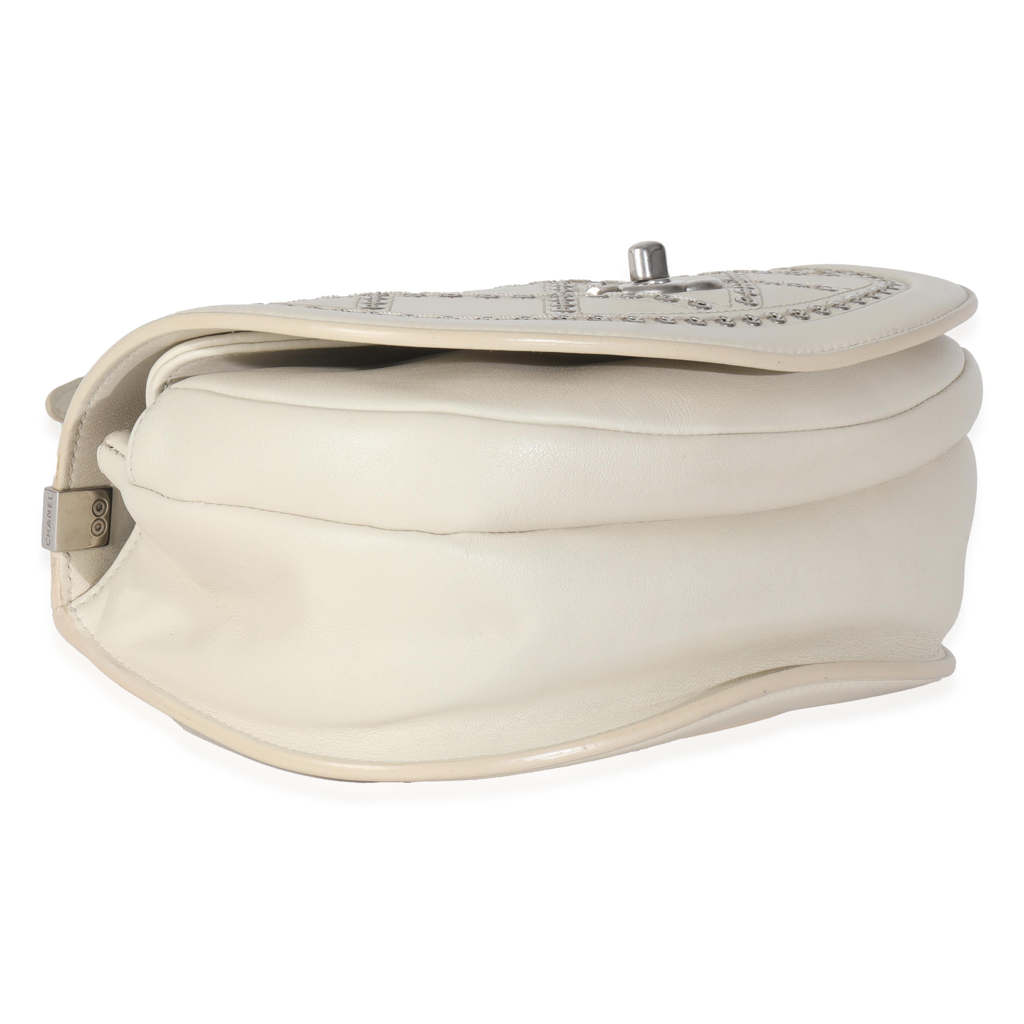 Chanel - Petit sac à rabat Coco Eyelets en cuir de veau ivoire Pour femmes en vente