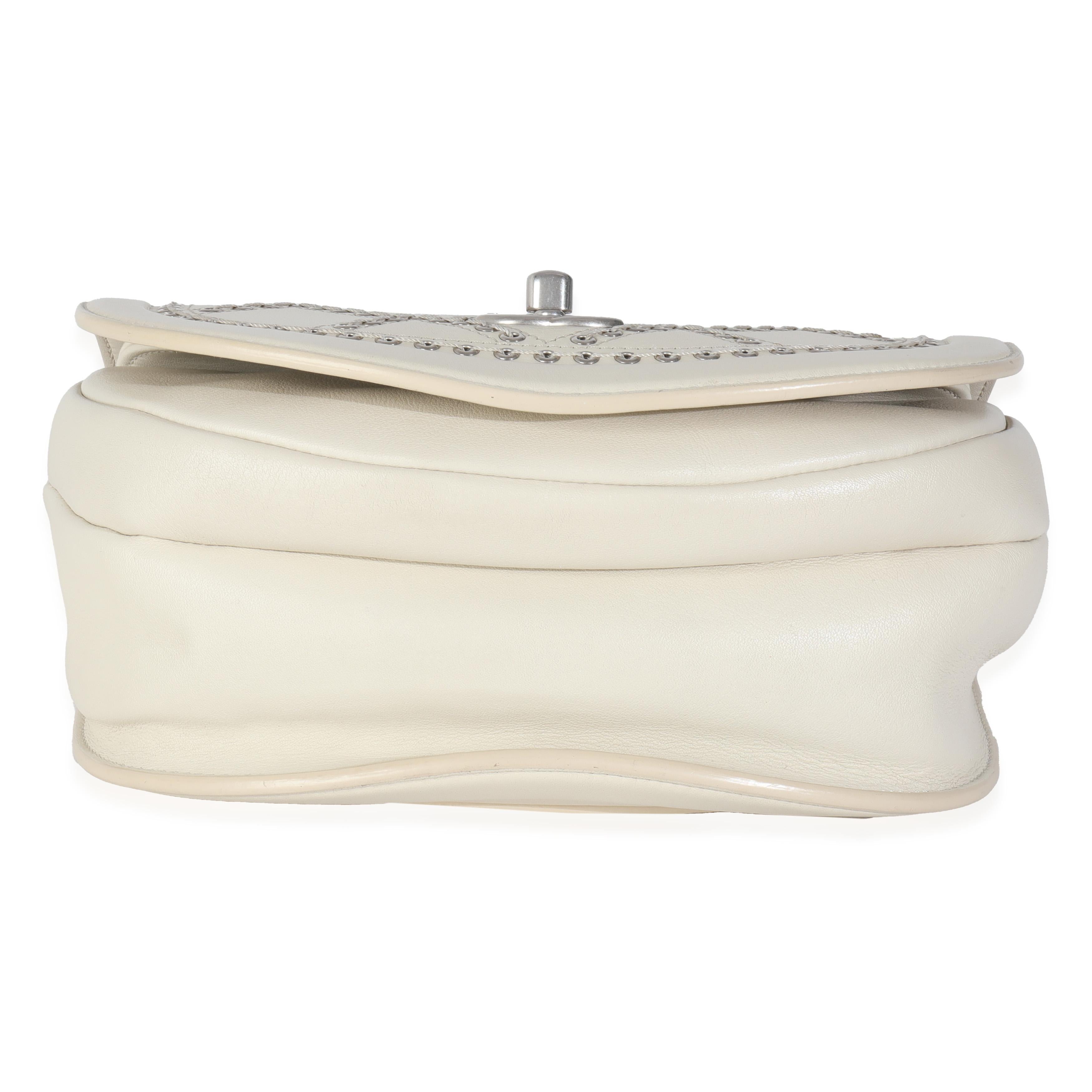 Chanel - Petit sac à rabat Coco Eyelets en cuir de veau ivoire en vente 3