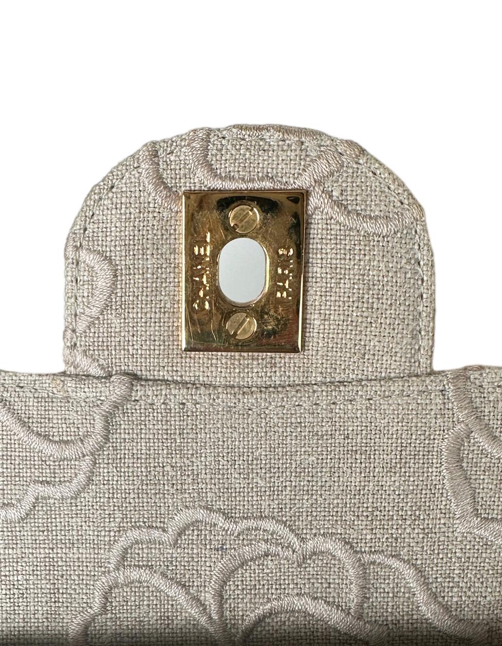 Chanel Toile ivoire brodée de camélias Medium 10