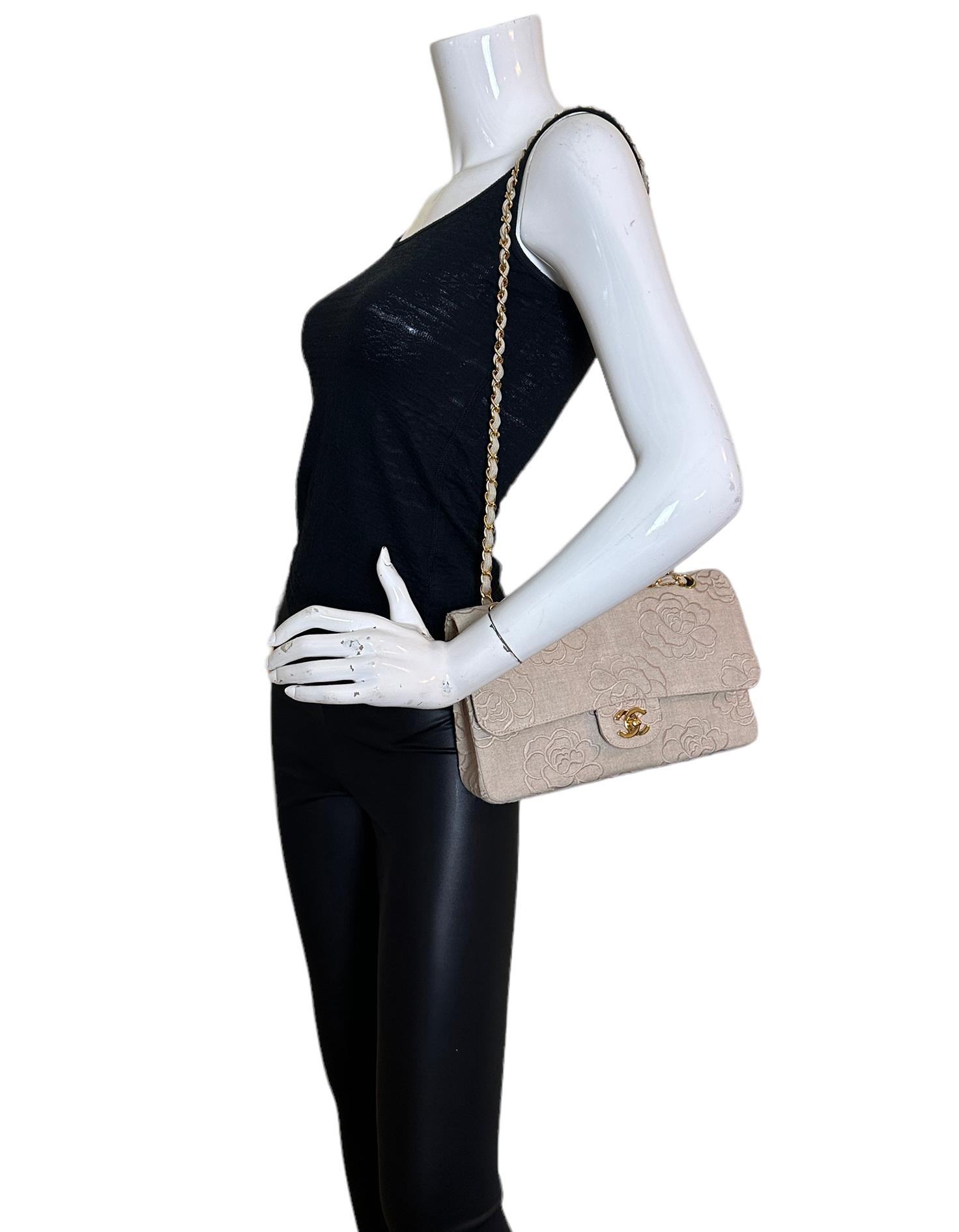 Chanel Ivory Canvas Camellia Embroidered Double Flap Classic Bag GHW 

Fabriqué en : France
Couleur : Ivoire
Année de production : 1997
Matériel : Pierre dorée
Matériaux : Toile
Doublure : Cuir lisse beige
Fermeture/ouverture : Rabat supérieur avec
