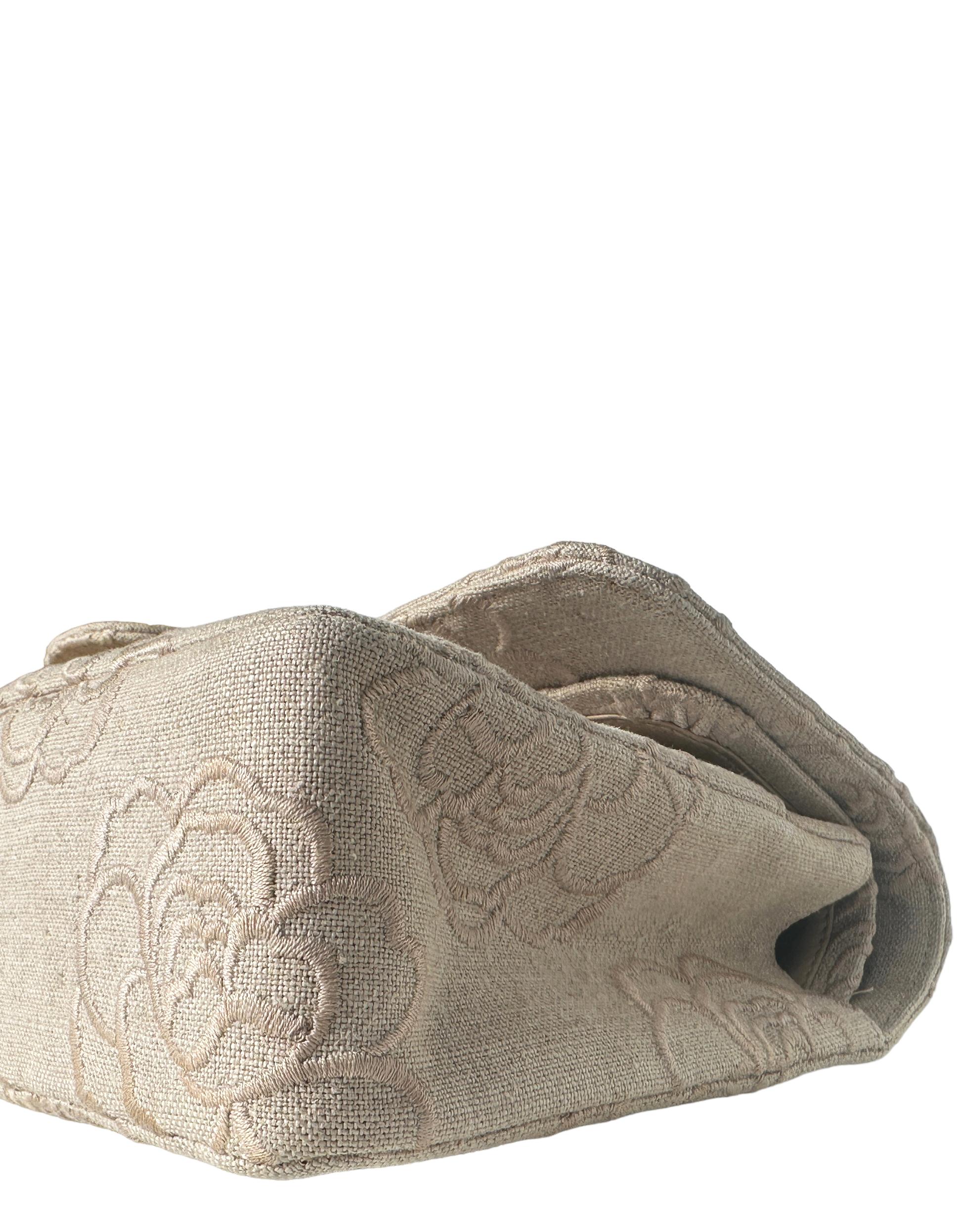 Chanel Toile ivoire brodée de camélias Medium 10