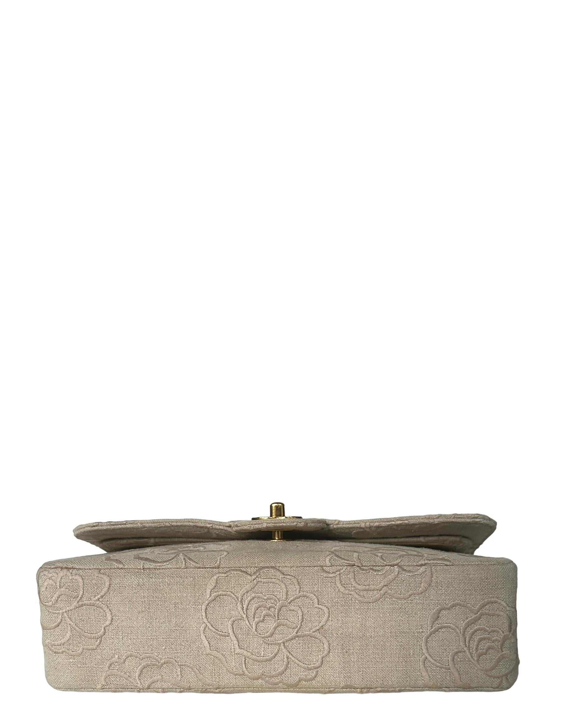 Chanel Toile ivoire brodée de camélias Medium 10