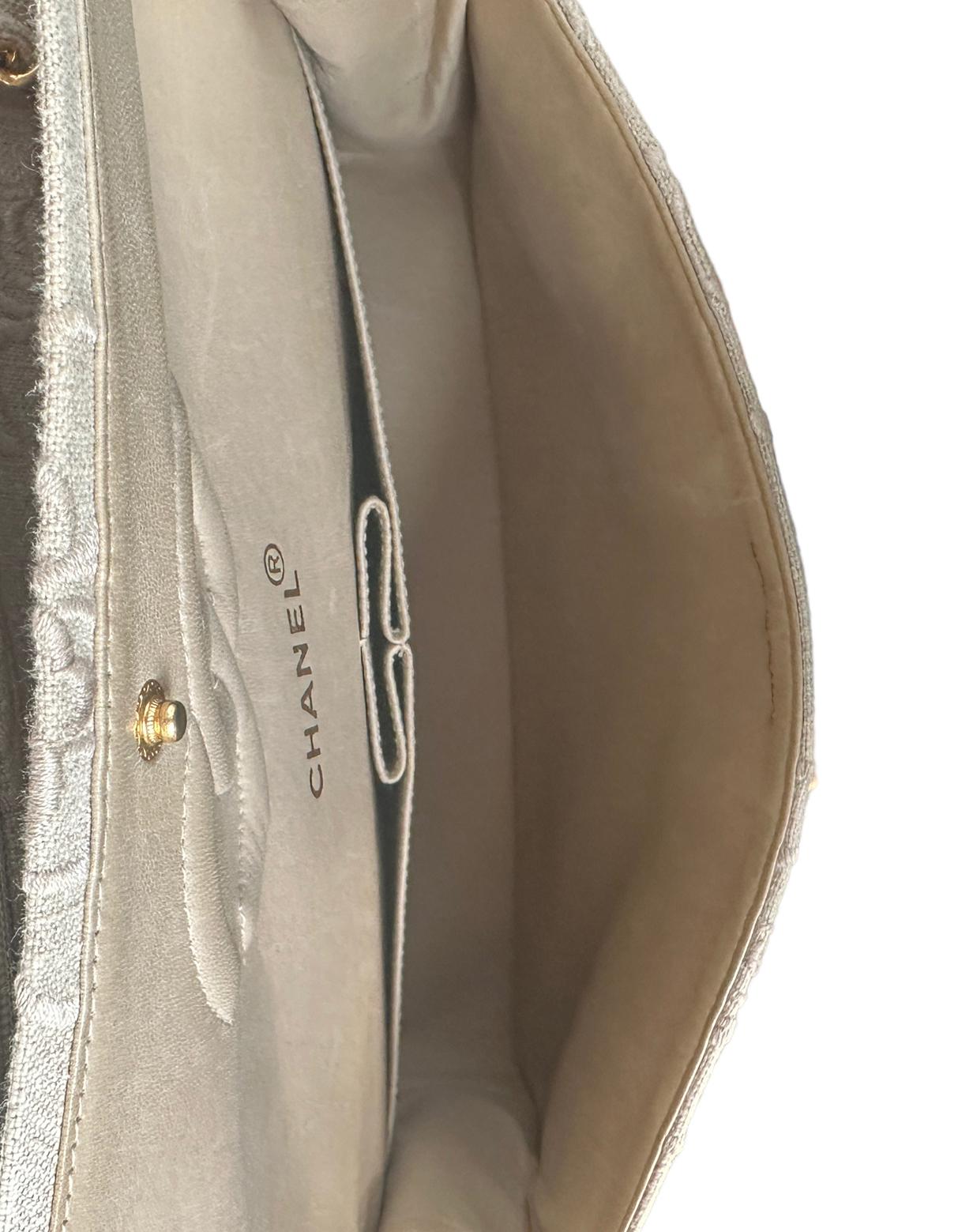 Chanel Toile ivoire brodée de camélias Medium 10