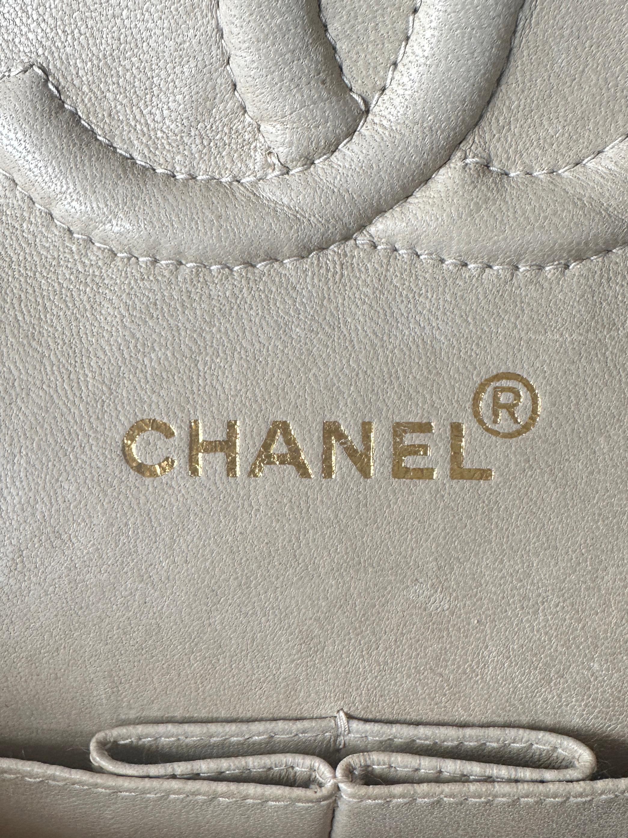 Chanel Toile ivoire brodée de camélias Medium 10