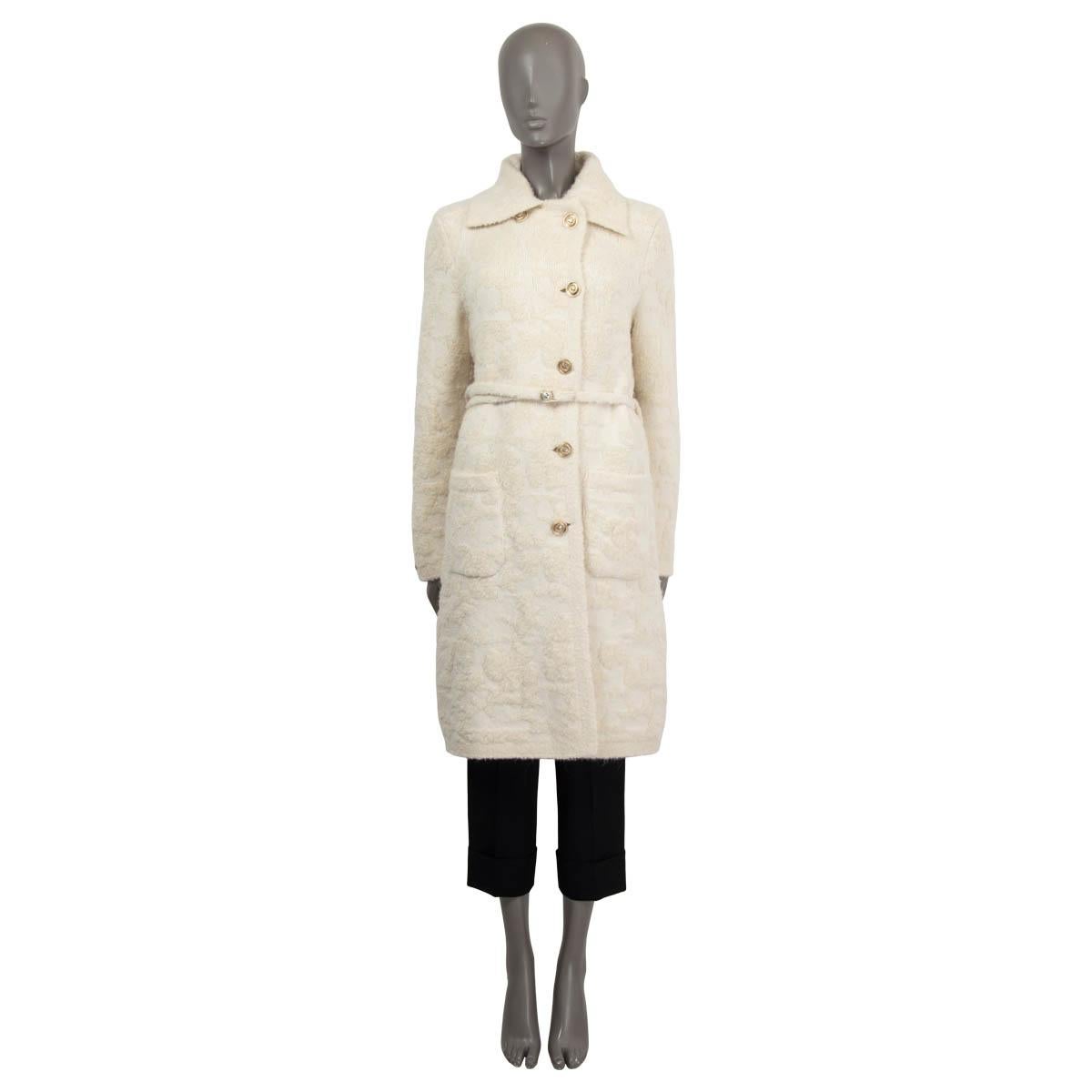 100% authentic Chanel 2020 single-breasted knit coat in ivory cashmere (75%), alpaca (16%) and silk (9%). Features two sewn shut patch pockets on the front, a detachable pearl embellished belt and buttoned cuffs. Opens with 'CC' buttons on the