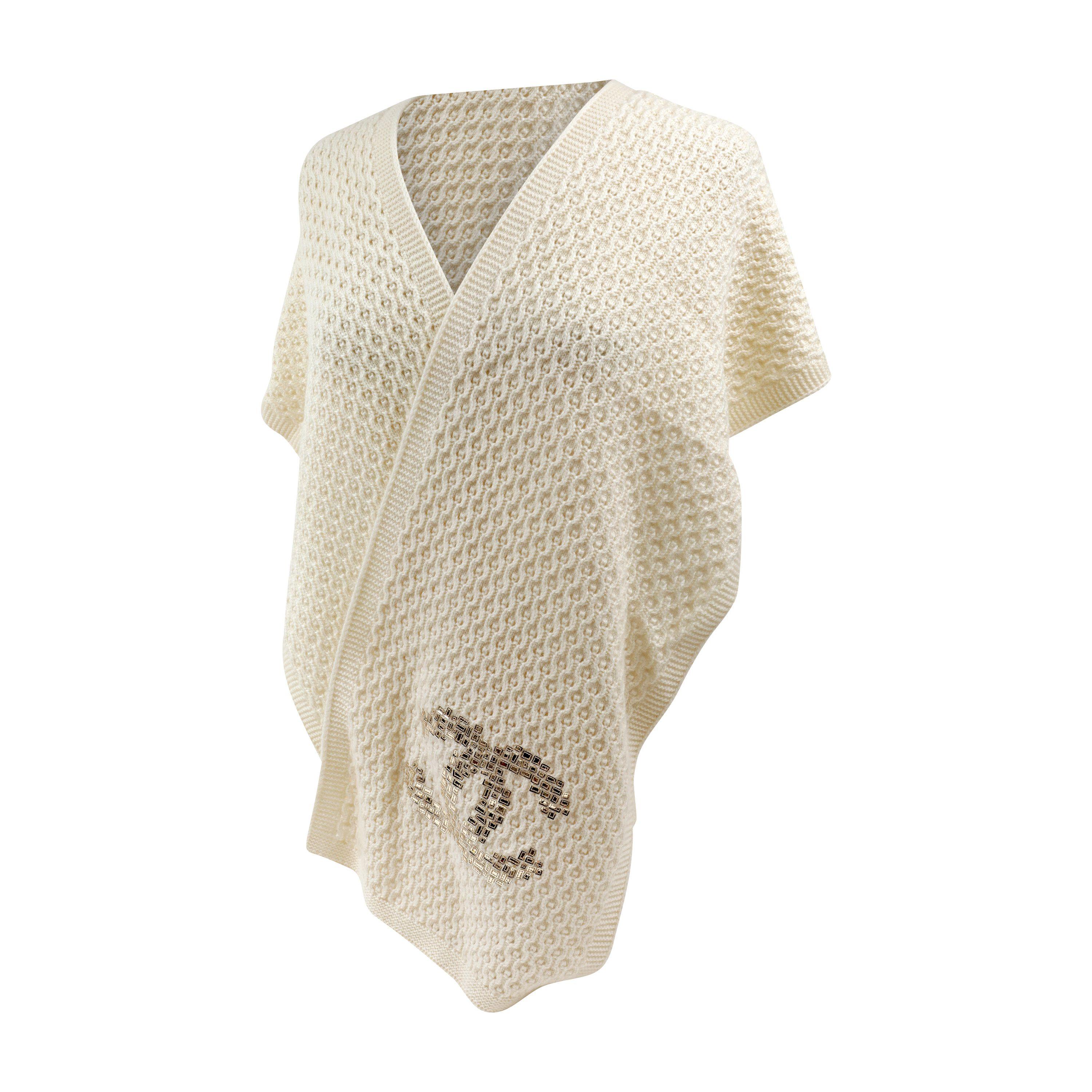 Cette authentique écharpe CC en cachemire et soie ivoire de Chanel est impeccable.  Écharpe longue en tricot nid d'abeille blanc cachemire mélangé avec ornements CC en paillettes.  
12