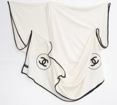 Châle en cachemire et soie ivoire de Chanel