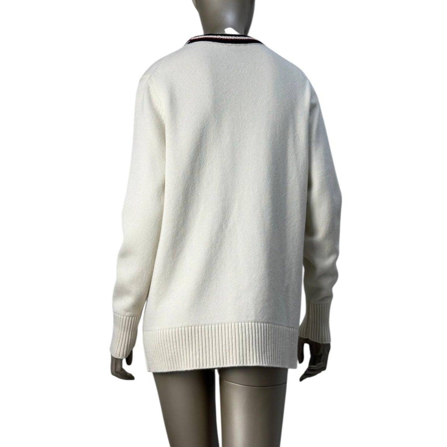 Ajoutez une touche d'élégance intemporelle à votre garde-robe avec ce magnifique cardigan en cachemire ivoire de Chanel. Ce cardigan luxueux est doté d'une bordure contrastée chic, qui ajoute une touche subtile d'intérêt visuel.
Confectionné dans le