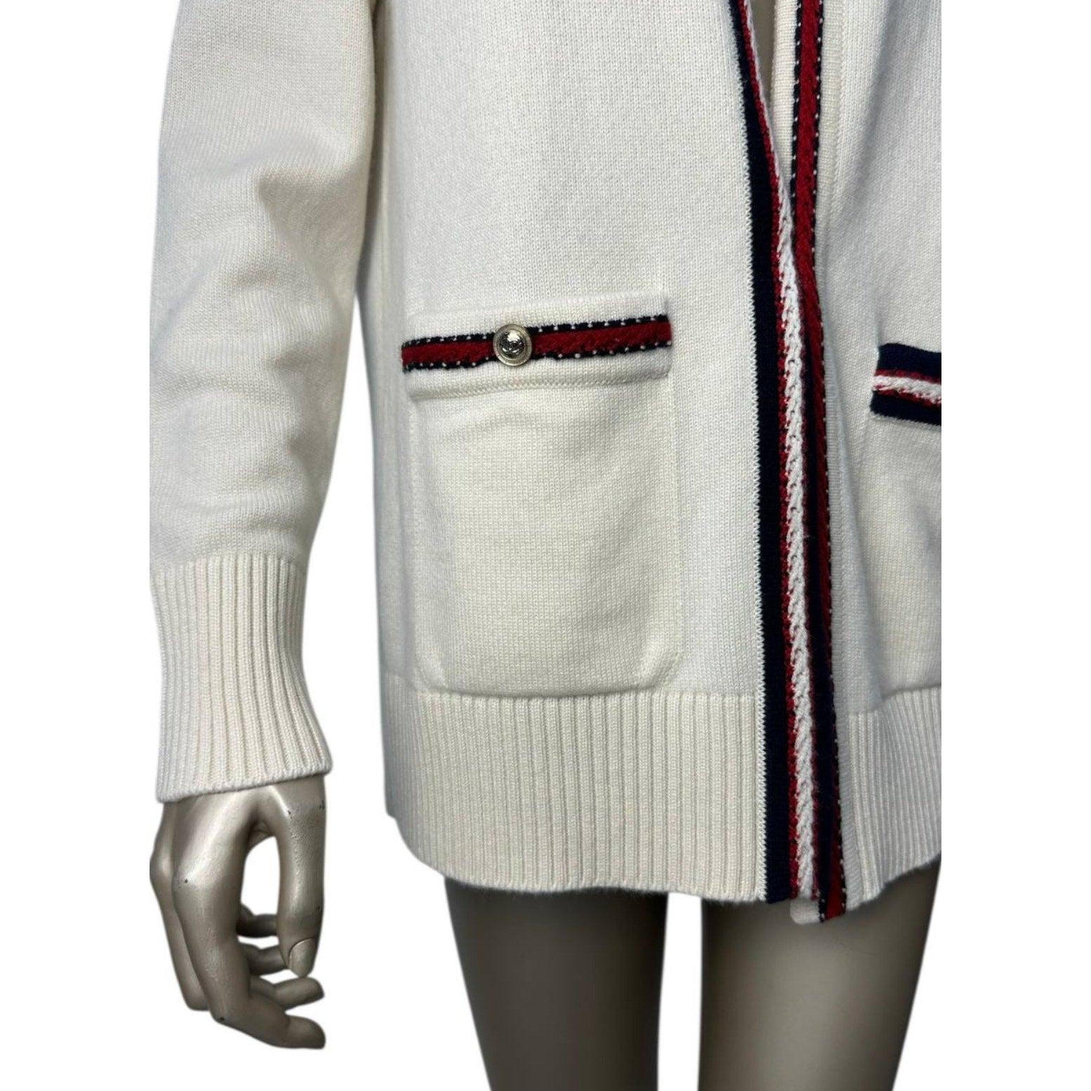 Chanel cachemire ivoire  Cardigan à bordures contrastées Sz 40 Pour femmes en vente