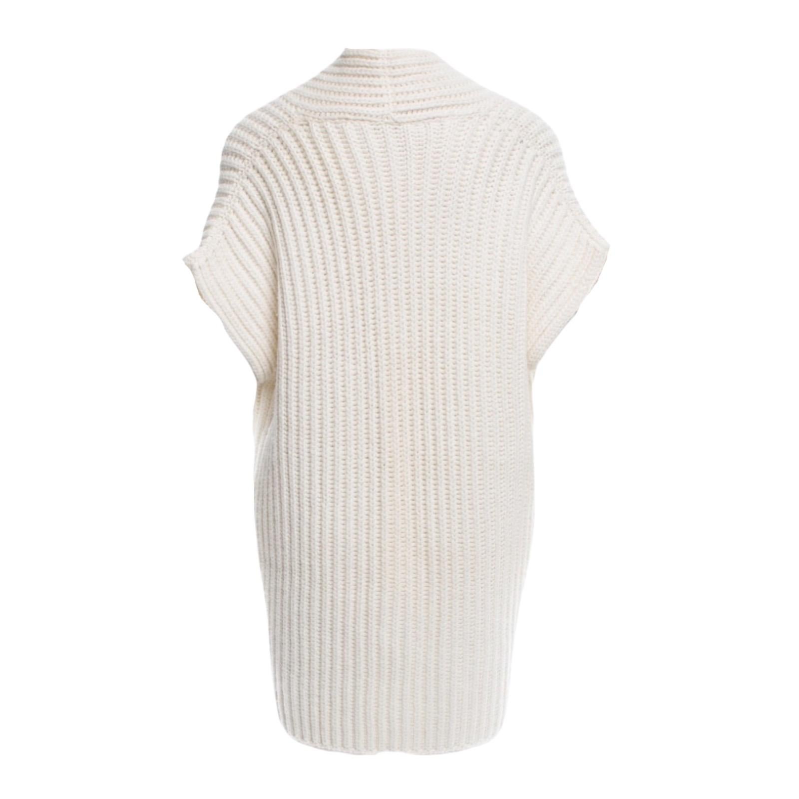 Breathtaking Chanel offwhite cashmere blend cardigan
Fully knitted
2 Chanel buttons at top and bottom
Short sleeves
Perfect for a chalet weekend
Combine it with Jeans and boots for the perfect casual look or with a black pencil skirt for a more