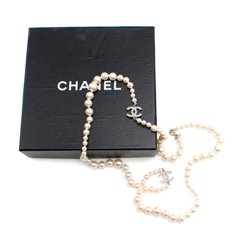 Chanel Ivory CC Faux Pearl Single Strand Necklace 

- Long chain 
- Double logo pendant 
- Metal clasp fastening
- Varying pearl sizes
- One small bead missing from the upper logo

Please note, these items are pre-owned and may show signs of being