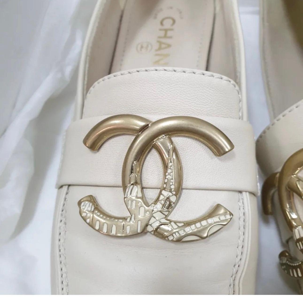 CHANEL Women's CC Logo Loafers
very good condition.
Sz.39
No box. No dust bag.