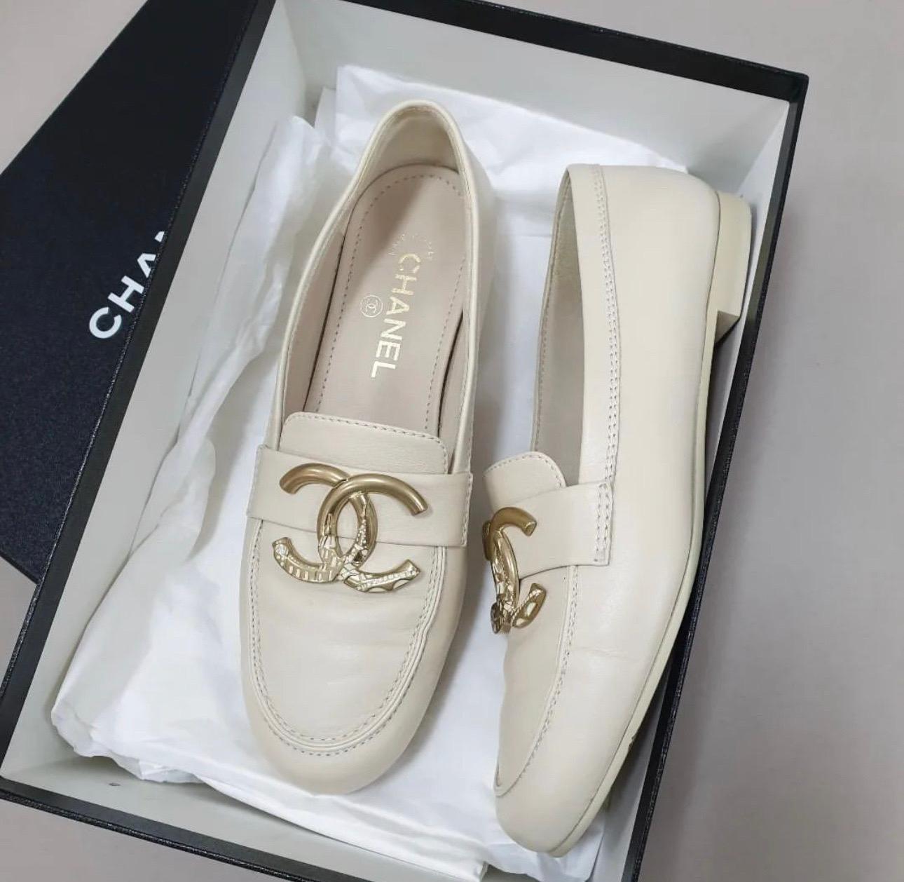 Chanel Ivory CC logo Loafers In Good Condition For Sale In Krakow, PL