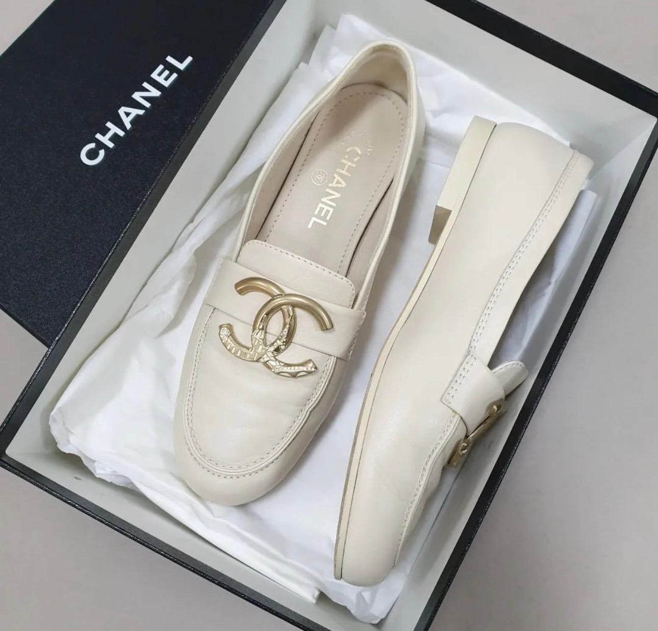 Chanel - Mocassins ivoire avec logo CC Unisexe en vente
