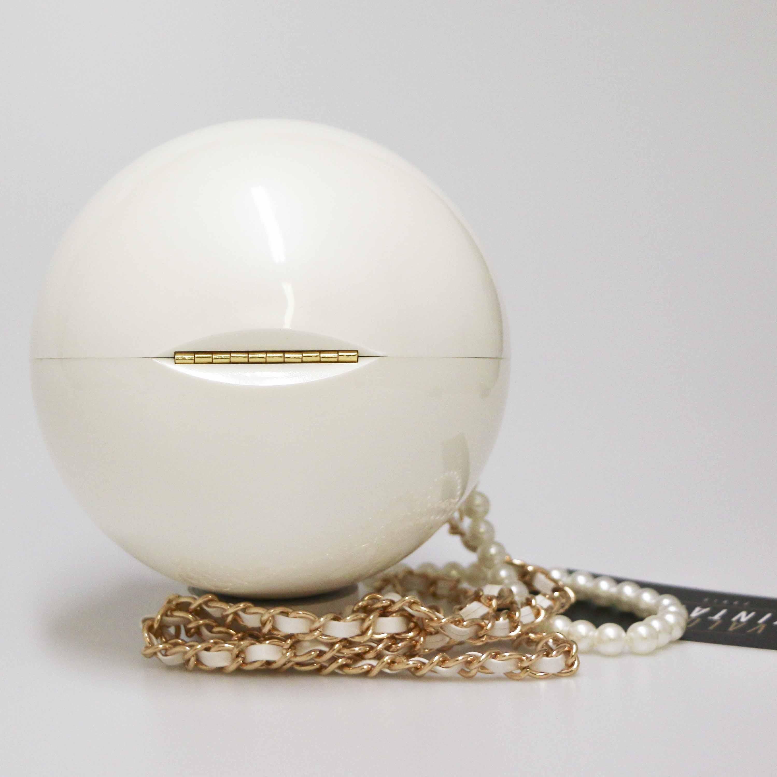 CHANEL Ivory Color Sphere Bag with Pearl Strap In Good Condition In Paris, FR