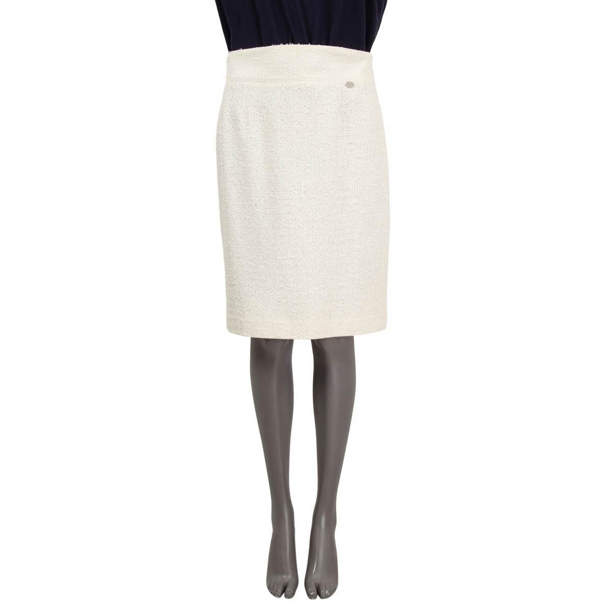 100% authentischer Chanel Tweed-Rock aus elfenbeinfarbenem Polyamid (58%), Polyester (24%) und Baumwolle (18%). Schließt mit Häkchen und unsichtbarem Reißverschluss auf der Rückseite. Gefüttert mit elfenbeinfarbener Seide (100%). Wurde getragen und