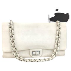 Chanel Sac à double rabat Chanel 2cc1108 en cuir de veau gaufré ivoire avec logo CC