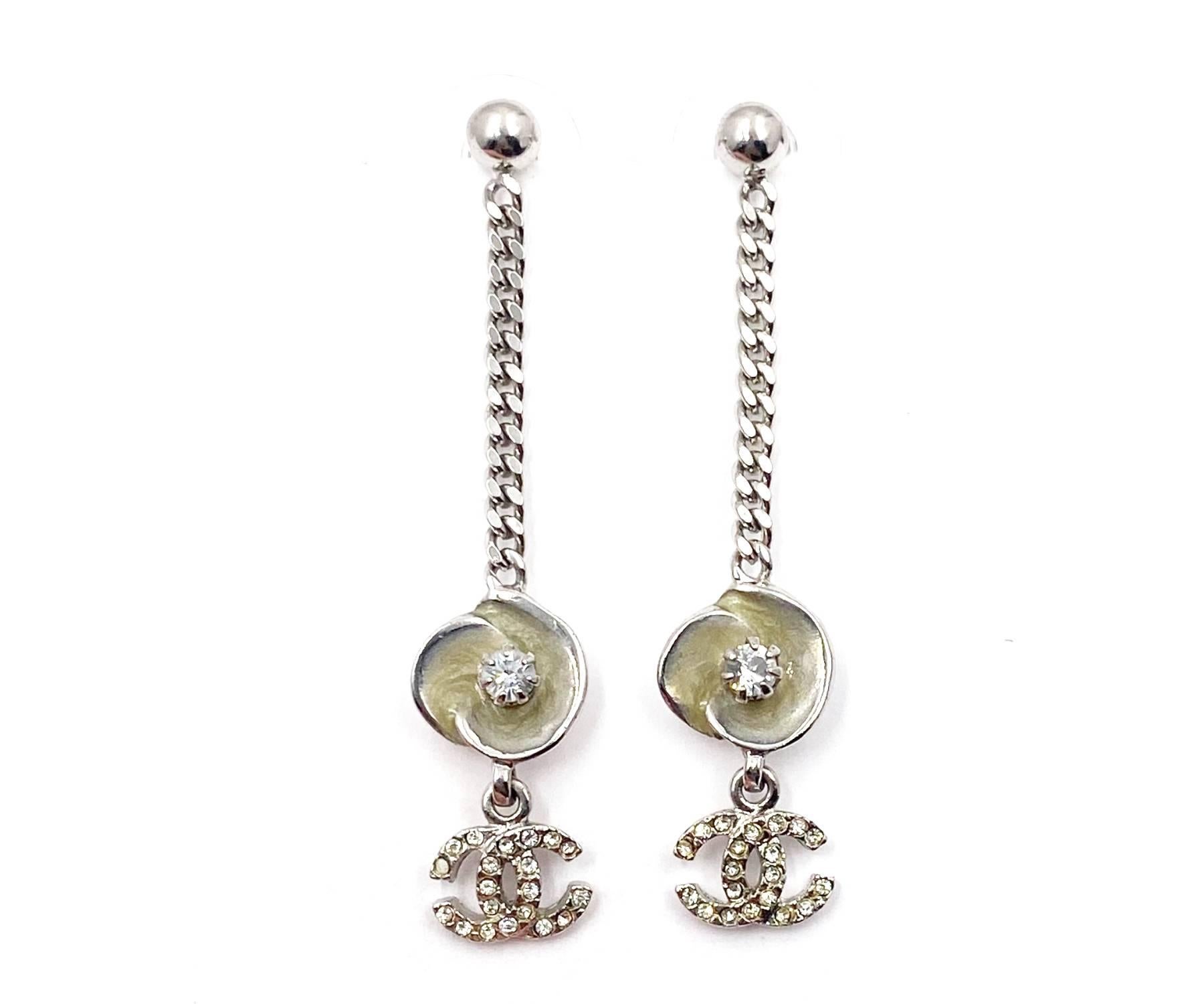 Orecchini Piercing a catena con cristalli Chanel smalto avorio Camellia CC

*Segnalato 04
*Fatto in Francia

-Circa 0,4″ x 2,1″.
-Molto carino
-In buone condizioni. Alcuni cristalli sono diventati gialli.

2024-48215