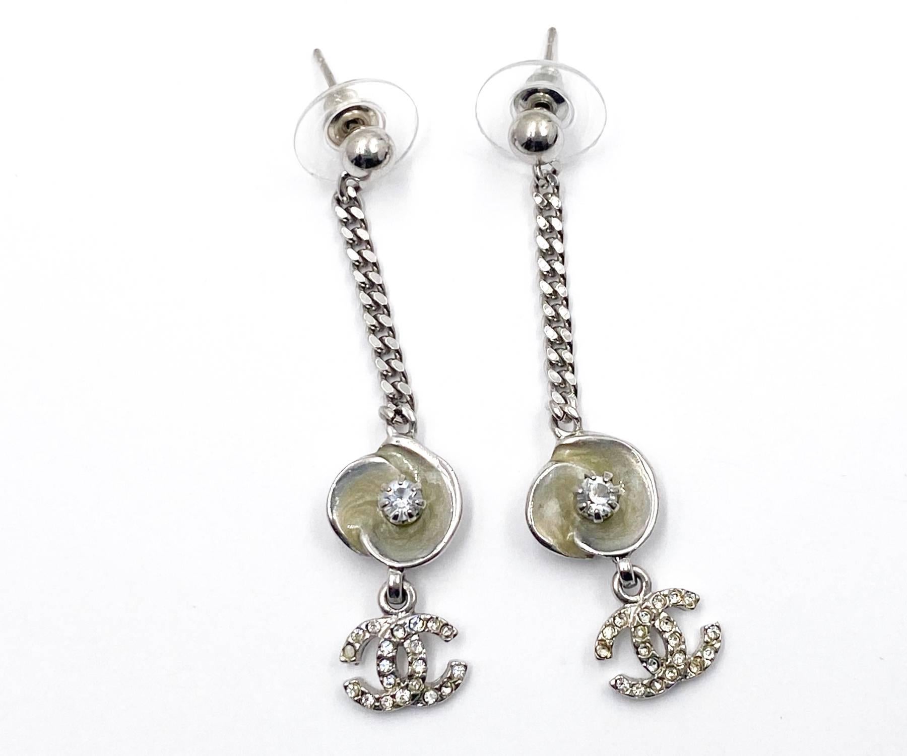 Artigiano Orecchini Piercing a catena con cristalli Chanel smalto avorio Camellia CC in vendita