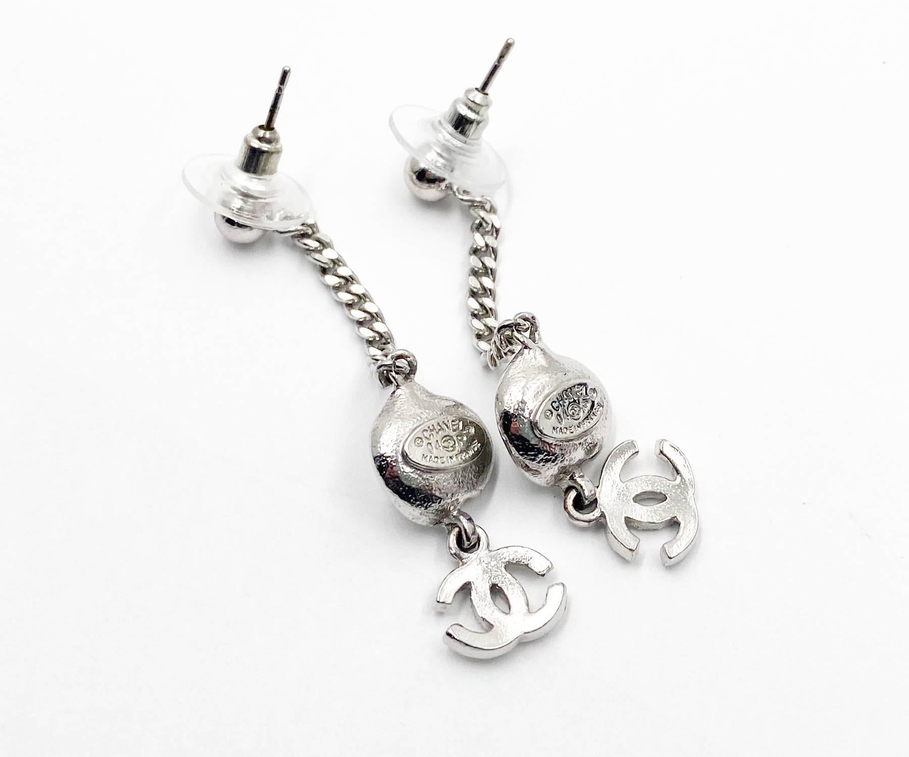 Orecchini Piercing a catena con cristalli Chanel smalto avorio Camellia CC In condizioni buone in vendita a Pasadena, CA