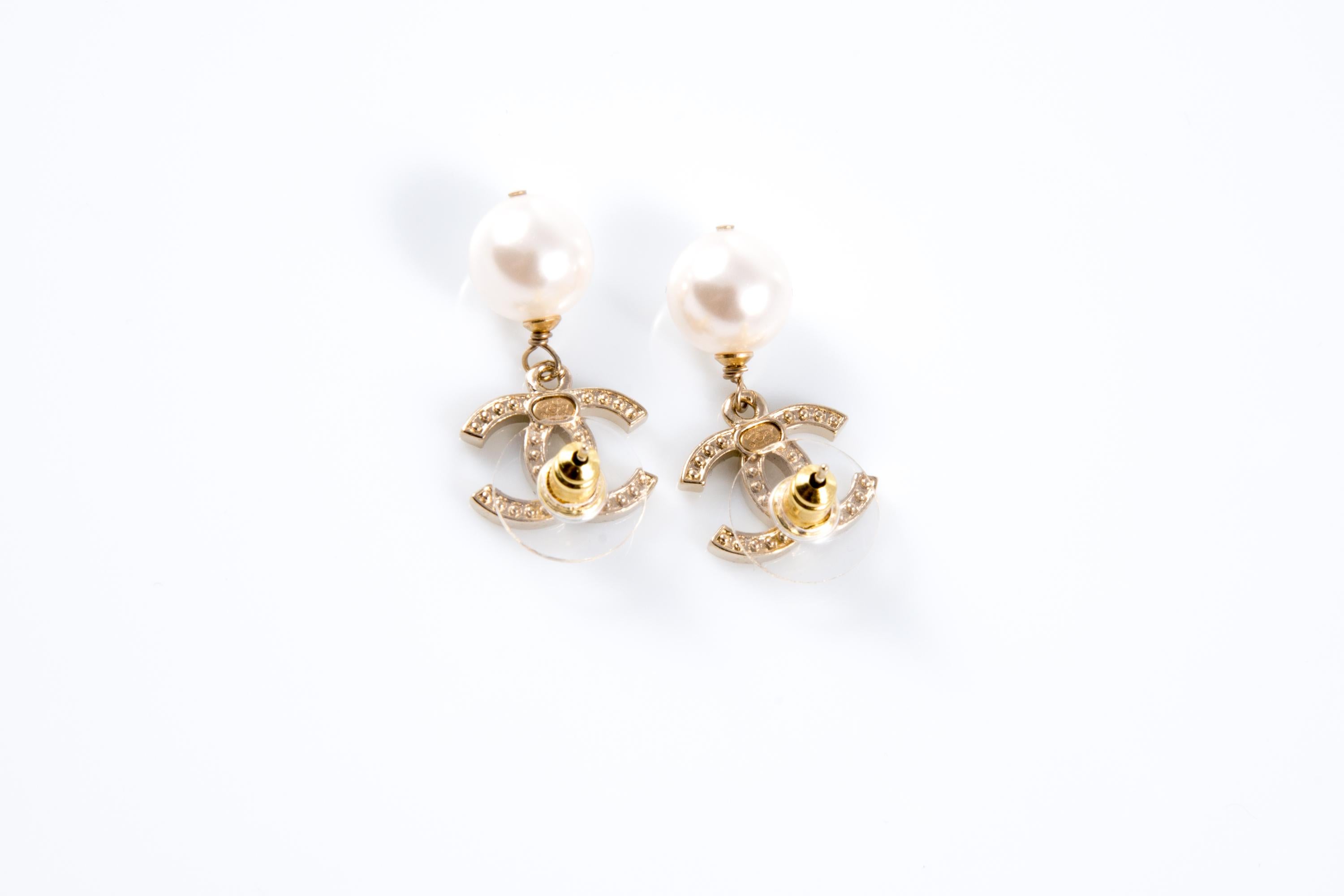 Chanel Ivory Faux Pearls “CC” Drop Earrings In Good Condition For Sale In Paris, FR
