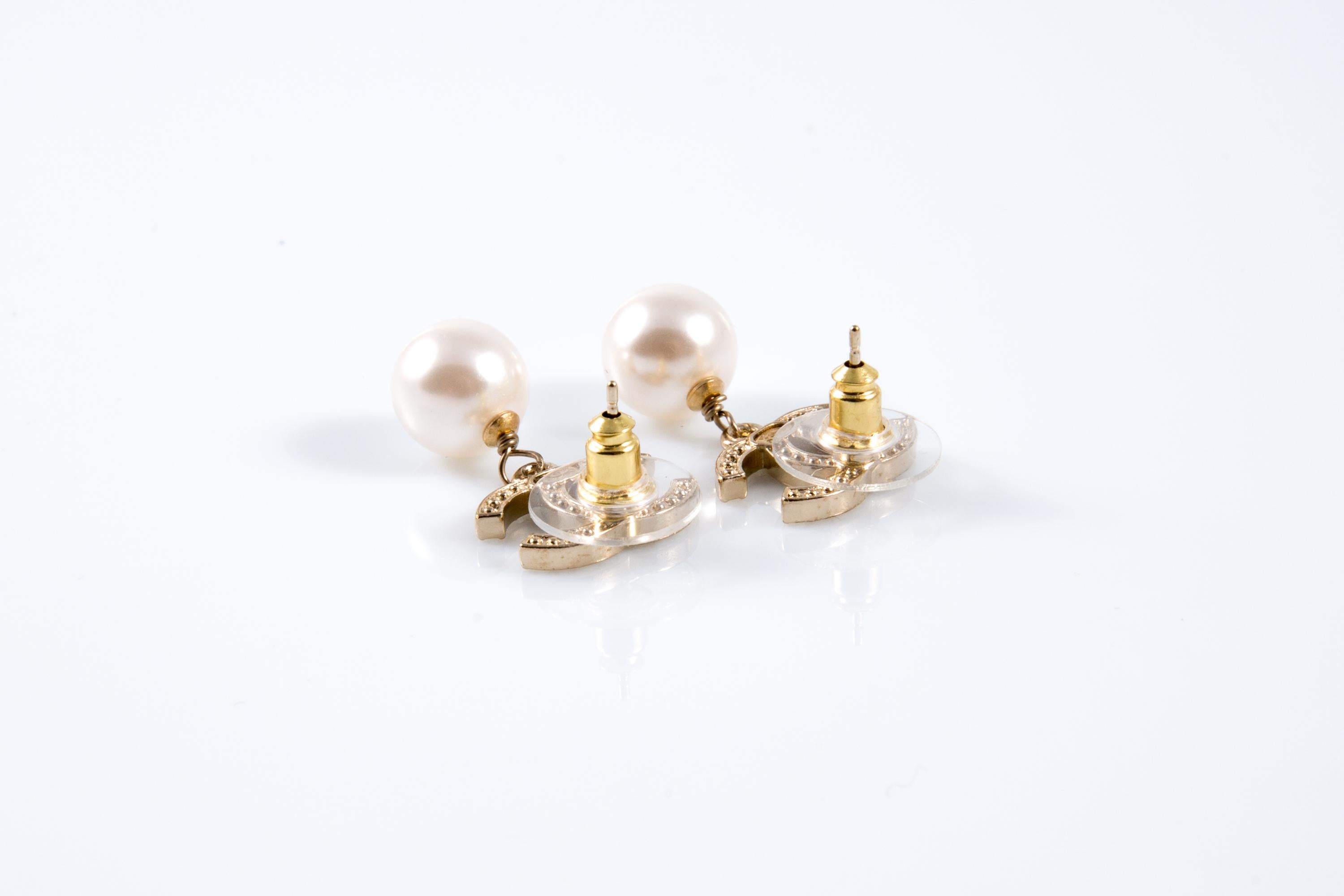 Women's Chanel Ivory Faux Pearls “CC” Drop Earrings For Sale