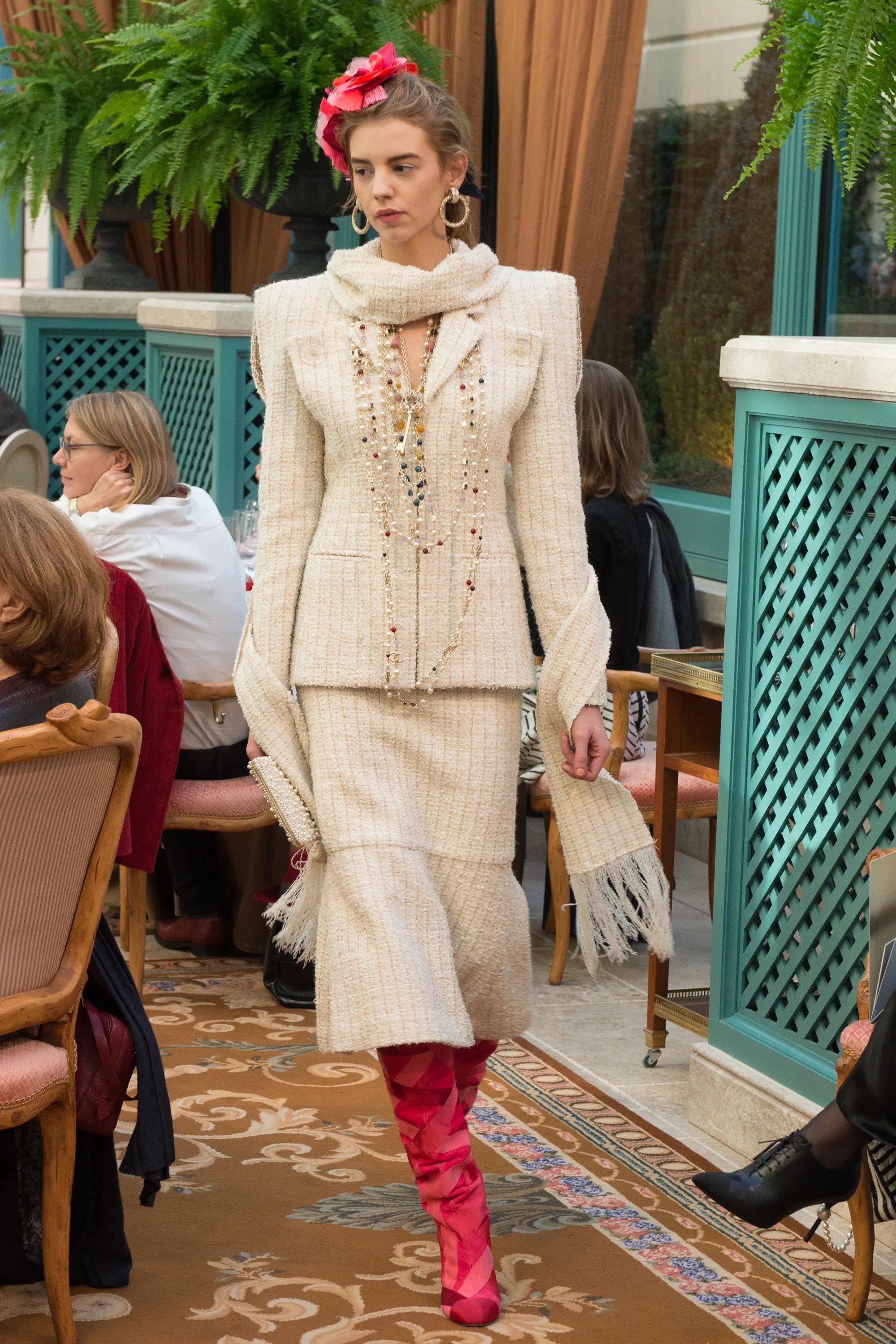 Chanel in lana avorio e oro 2017 17A COSMOPOLITE LUREX TWEED MIDI Gonna 42 L in vendita 4