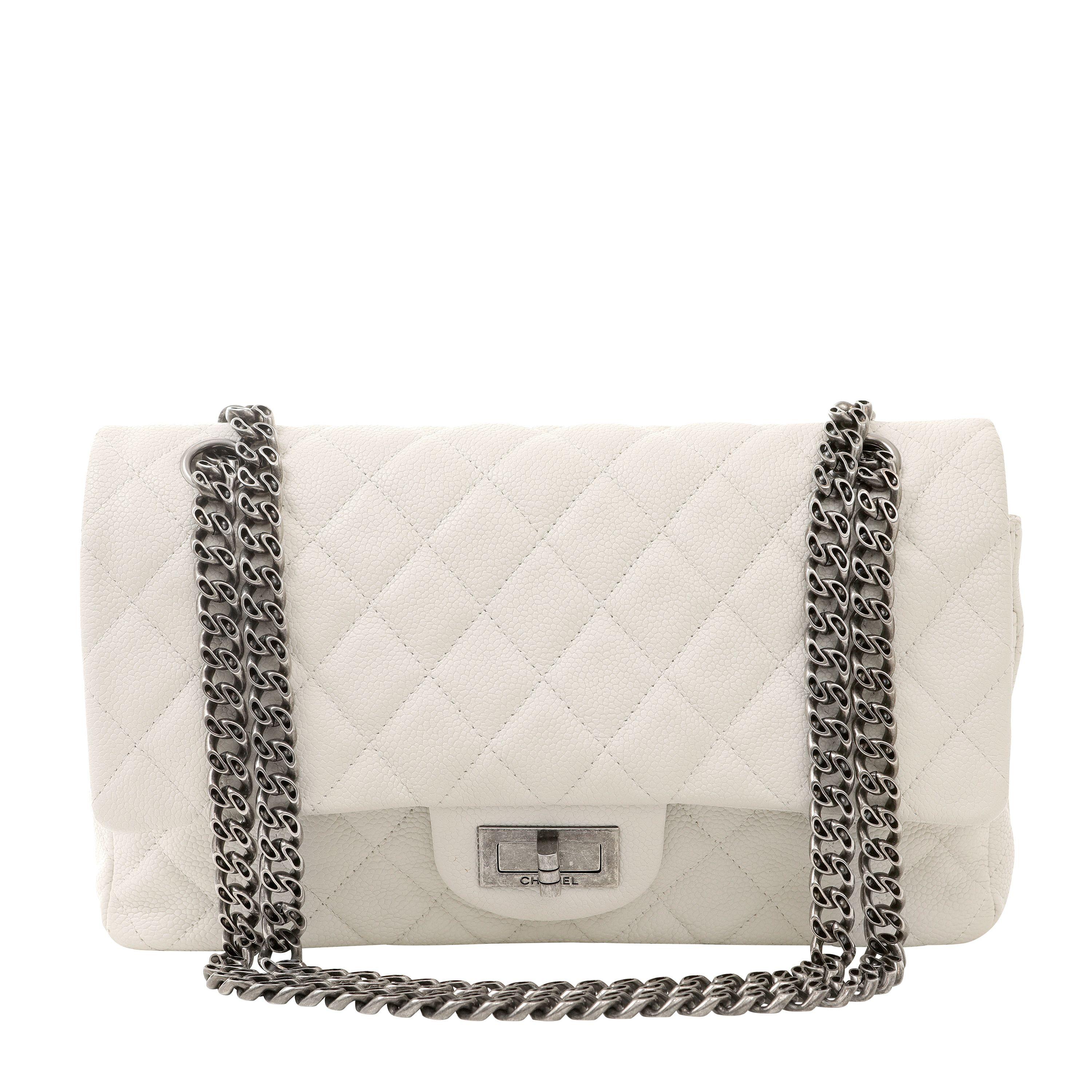 Chanel Caviar Medium 2.55 réédition avec quincaillerie en ruthénium gris ivoire Bon état - En vente à Palm Beach, FL