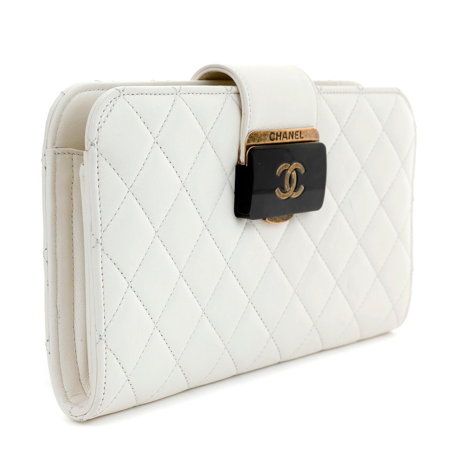 This authentic Chanel Ivory Lambskin Clutch is in pristine condition.  Creamy ivory lambskin rectangular clutch is stitched in signature Chanel diamond pattern.  Striking black enamel clasp with antiqued bronze CC accent.  Dust bag included.

PBF