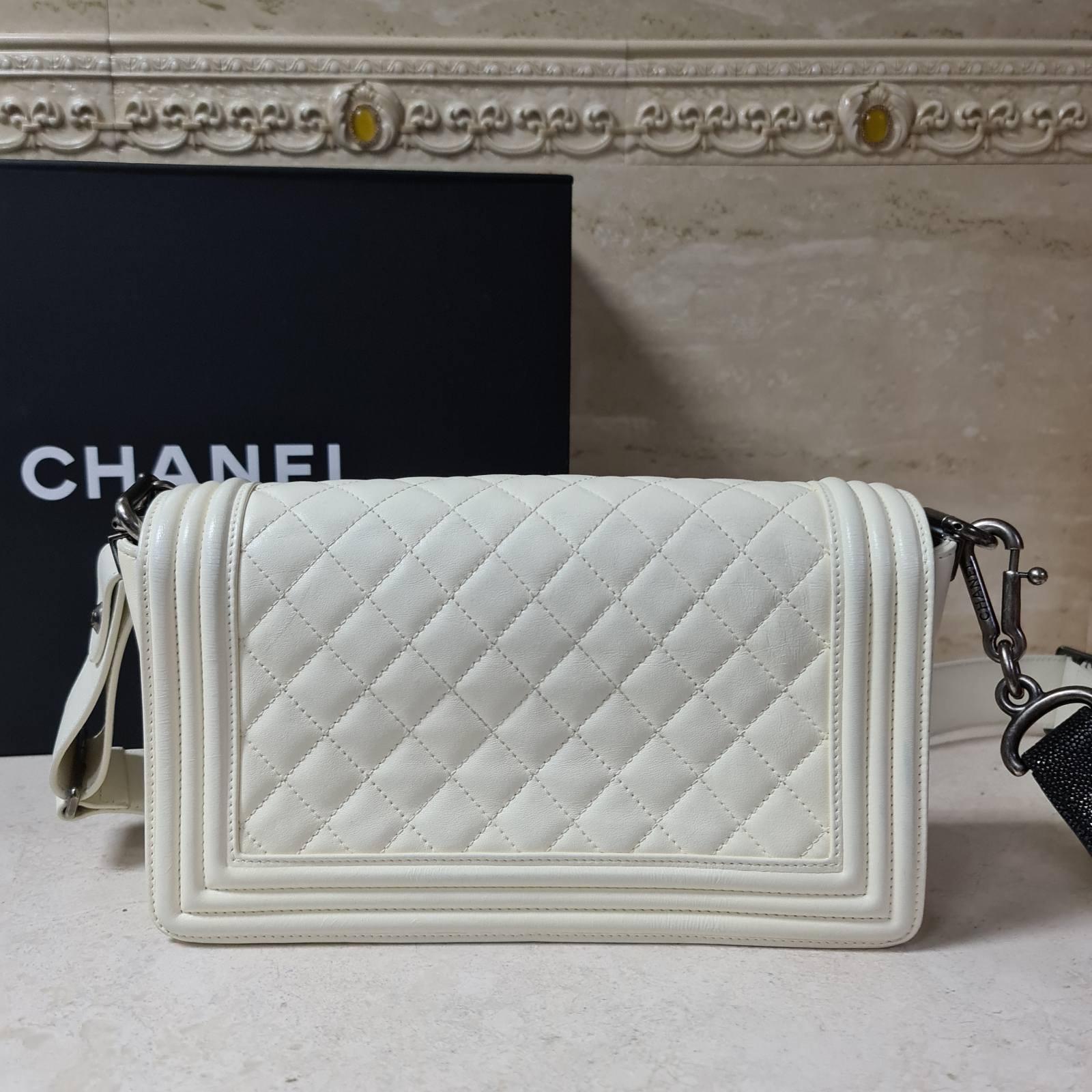 CHANEL Ivory Lambskin Leather Stingray Strap Medium Boy Bag In Excellent Condition In Krakow, PL