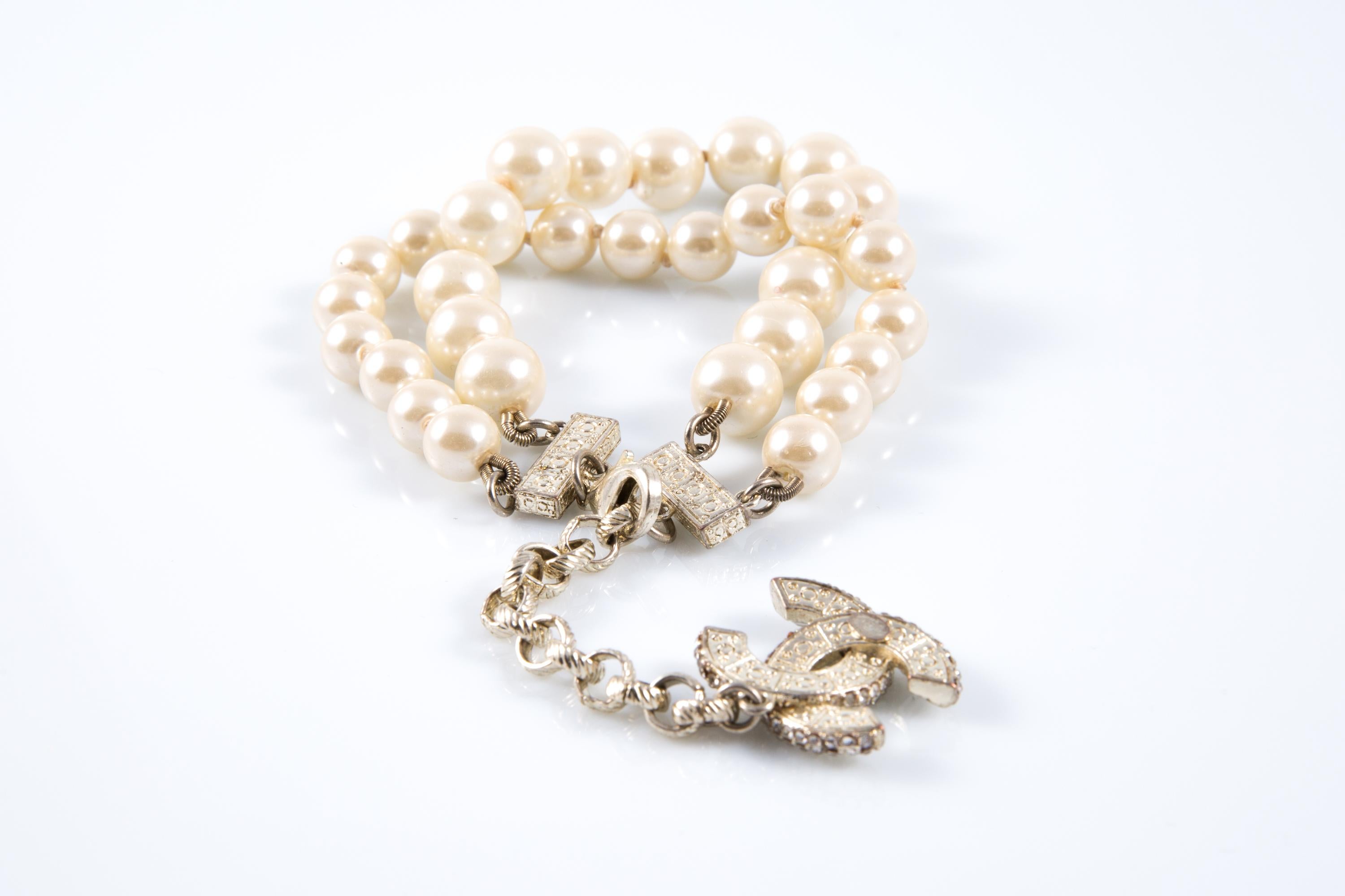 Bracciale CC Chanel avorio con perle finte grandi In condizioni buone in vendita a Paris, FR
